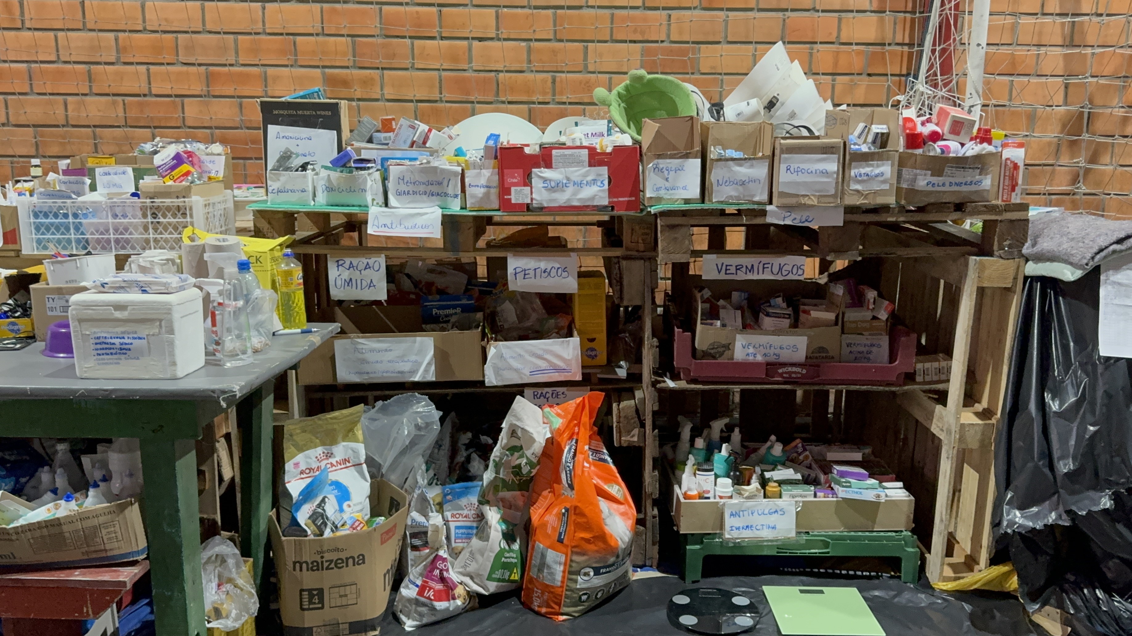 Medicamentos veterinários e rações estocadas em abrigo no Rio Grande do Sul.