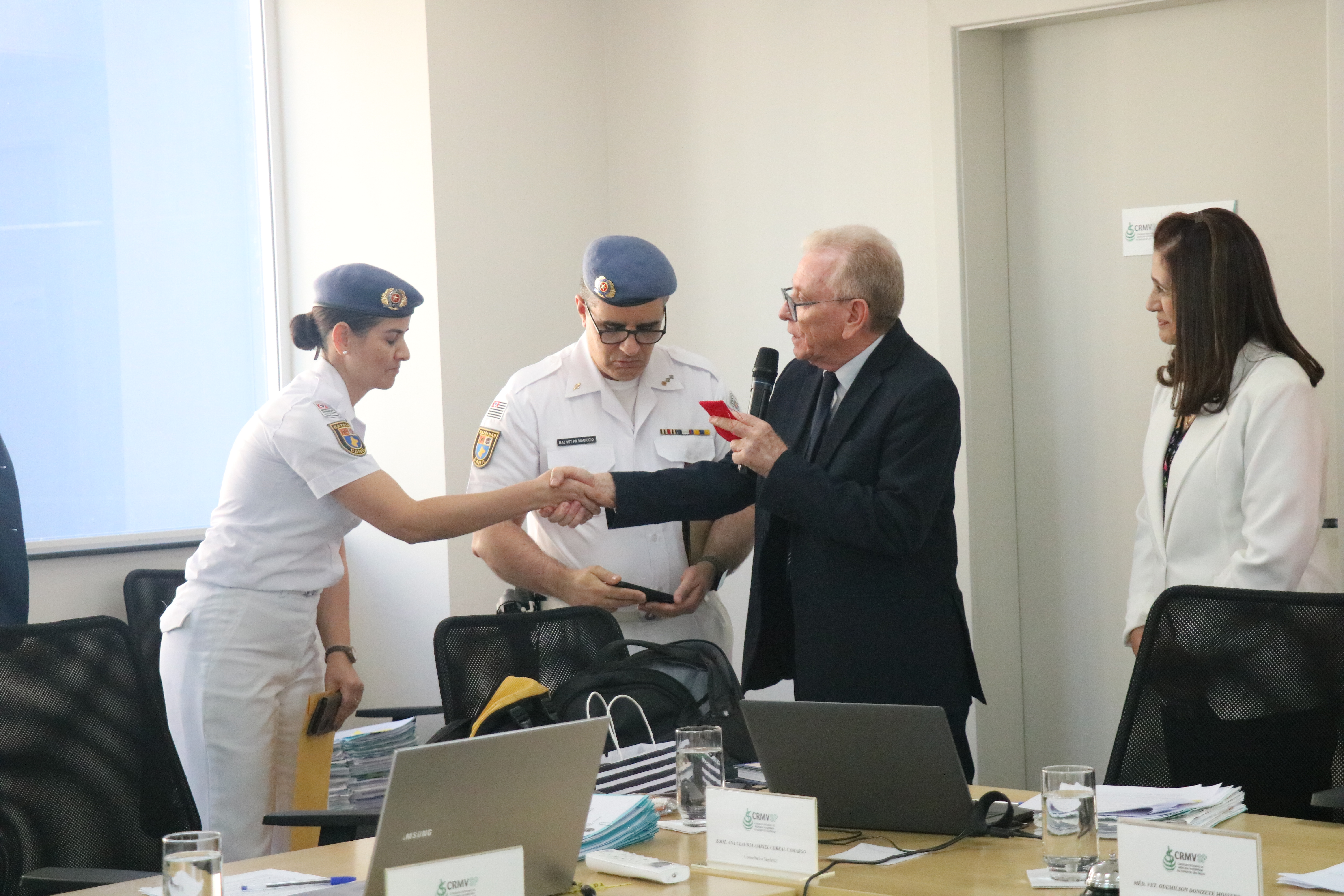 Presidente do CRMV-SP cumprimentando médicos-veterinários militares.
