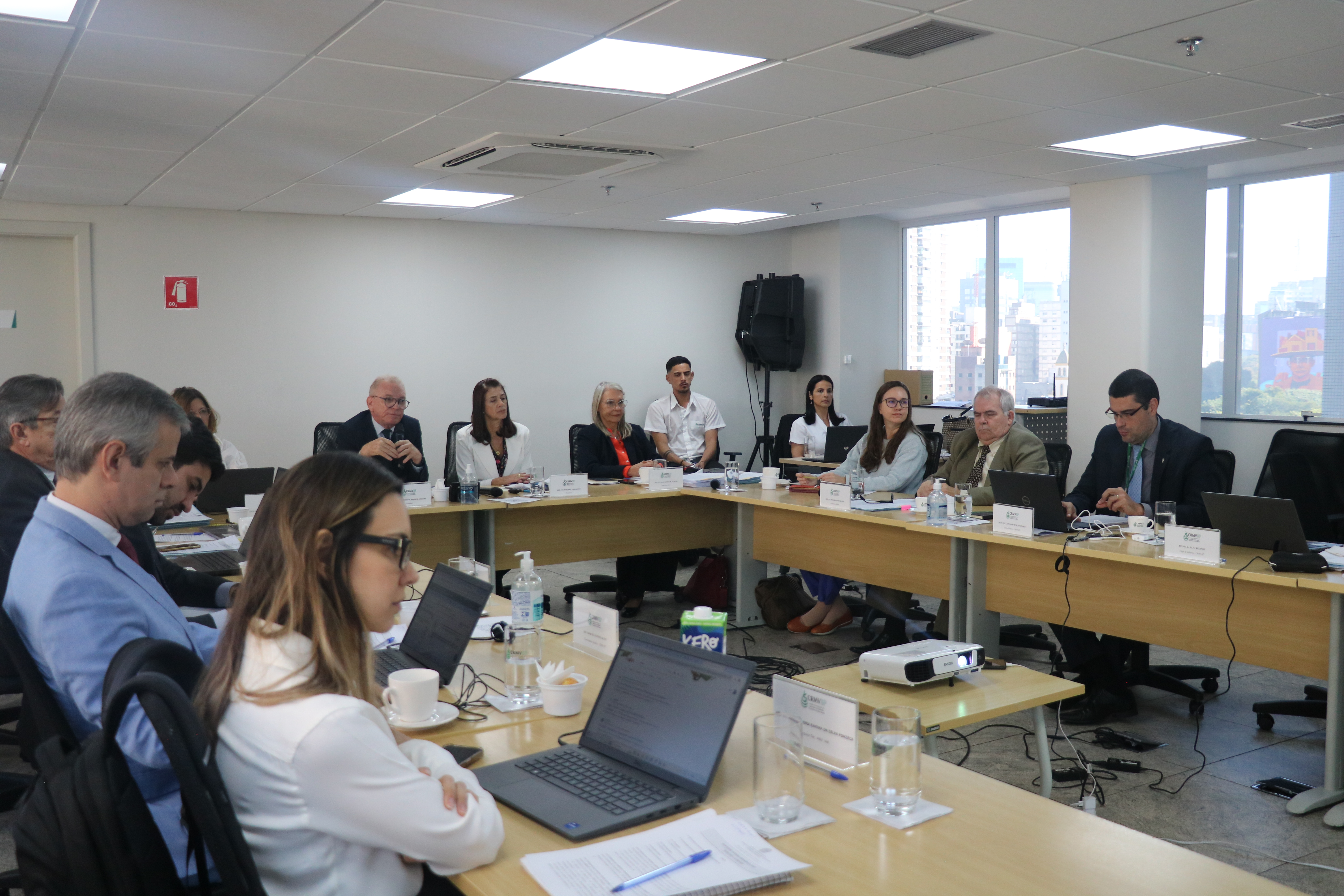 Imagem lateral de reunião plenária no CRMV-SP que recebeu a nova presidente do Conselho, Daniela Pontes Chiebao.