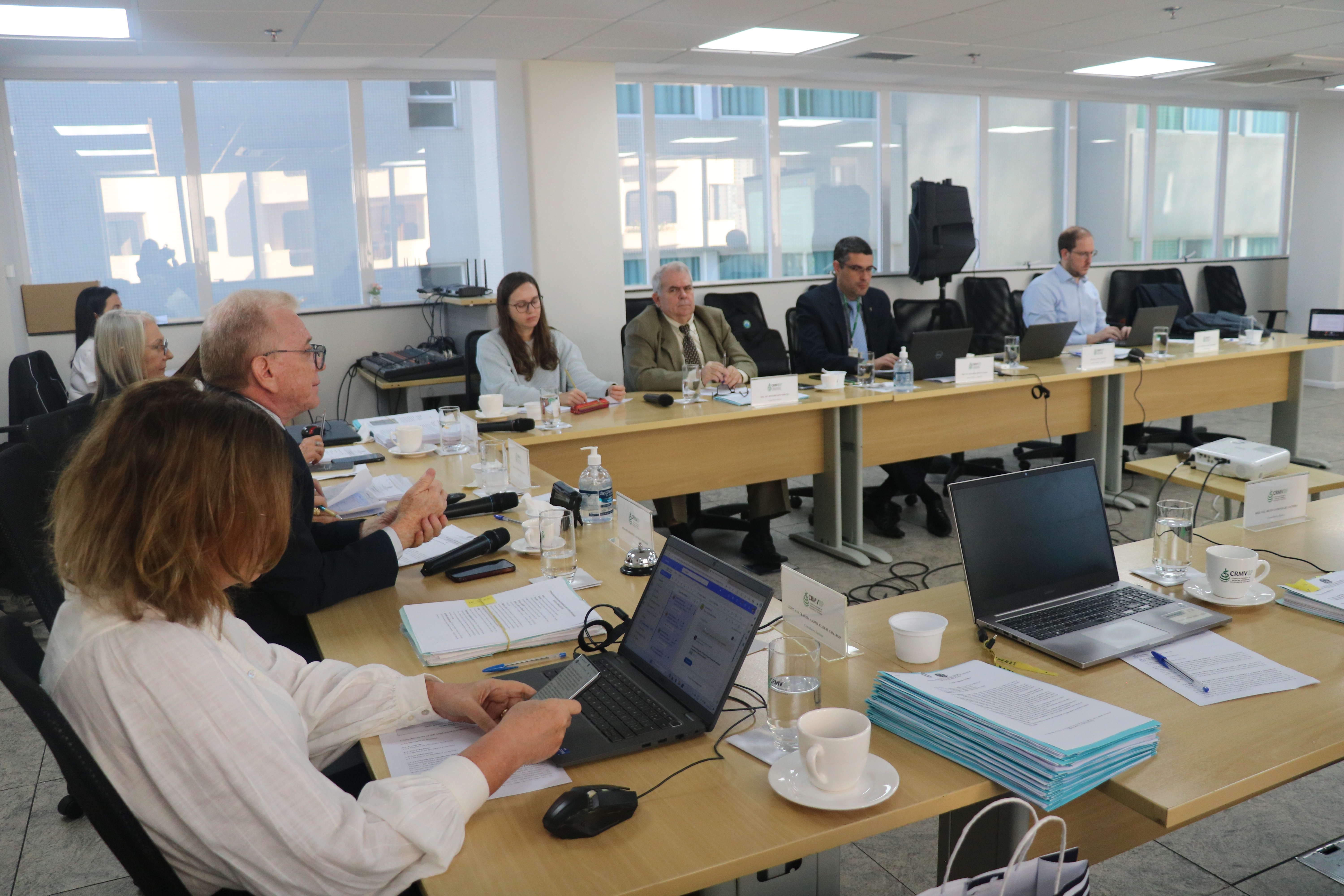 Imagem lateral de reunião plenária no CRMV-SP que recebeu a nova presidente do Conselho, Daniela Pontes Chiebao.