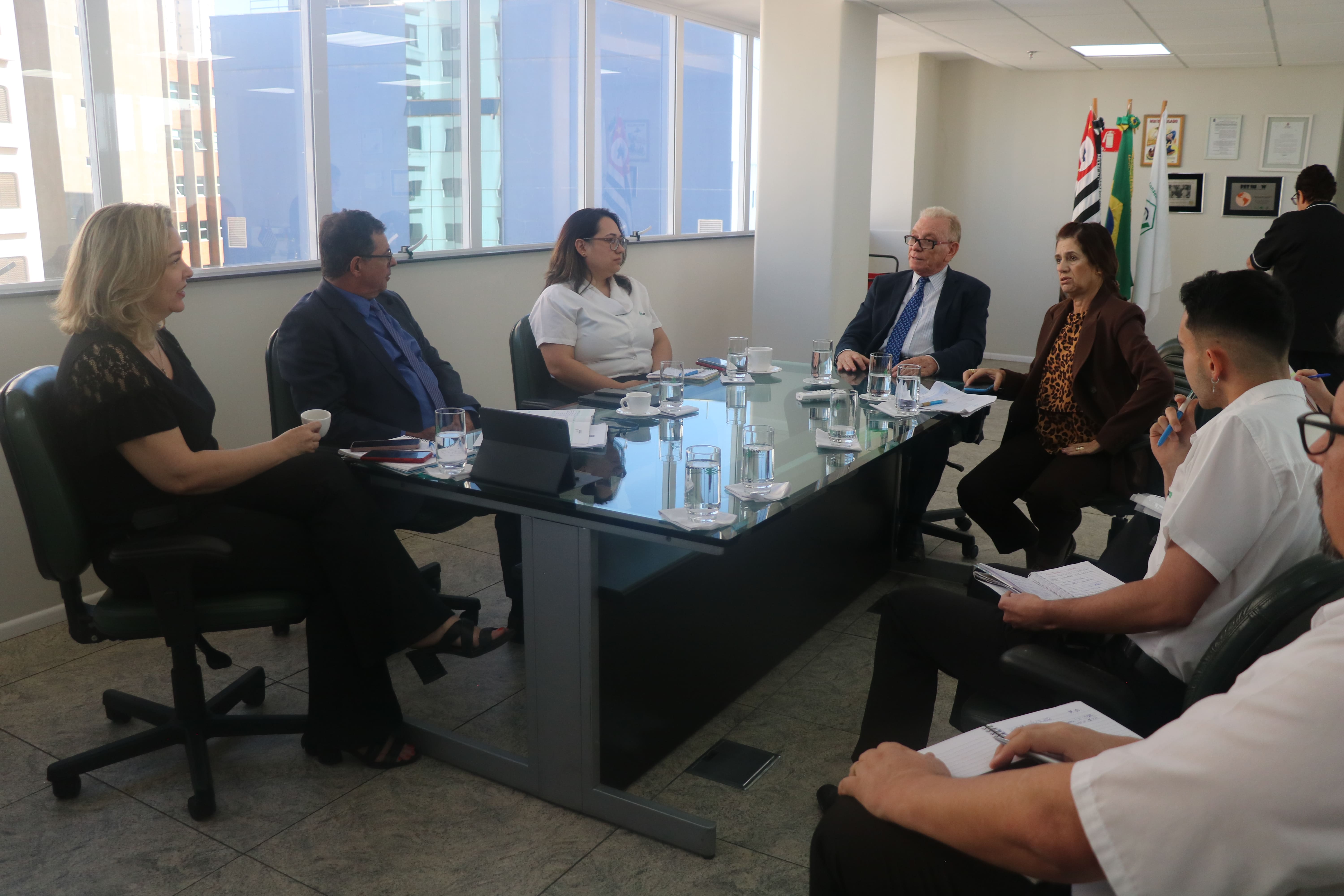 Da direita para a esquerda, os participantes da reunião: a chefe de gabinete do CRMV-SP, Renata Rezende; o secretário-geral, Fernando Gomes Buchala; a coordenadora de comunicação, Laís Domingues; o presidente do Regional, Odemilson Donizete Mossero; a tesoureira, Rosemary Viola Bosch; a chefe de eventos, Renata Keiko; a chefe de registro de profissionais, Valdenita Reis; o assistente de eventos, Henrique Dutra; e o chefe de compras, licitações e contratos, Fábio Gusen. Participou de forma remota também o diretor administrativo e jurídico, Bruno Fassoni.