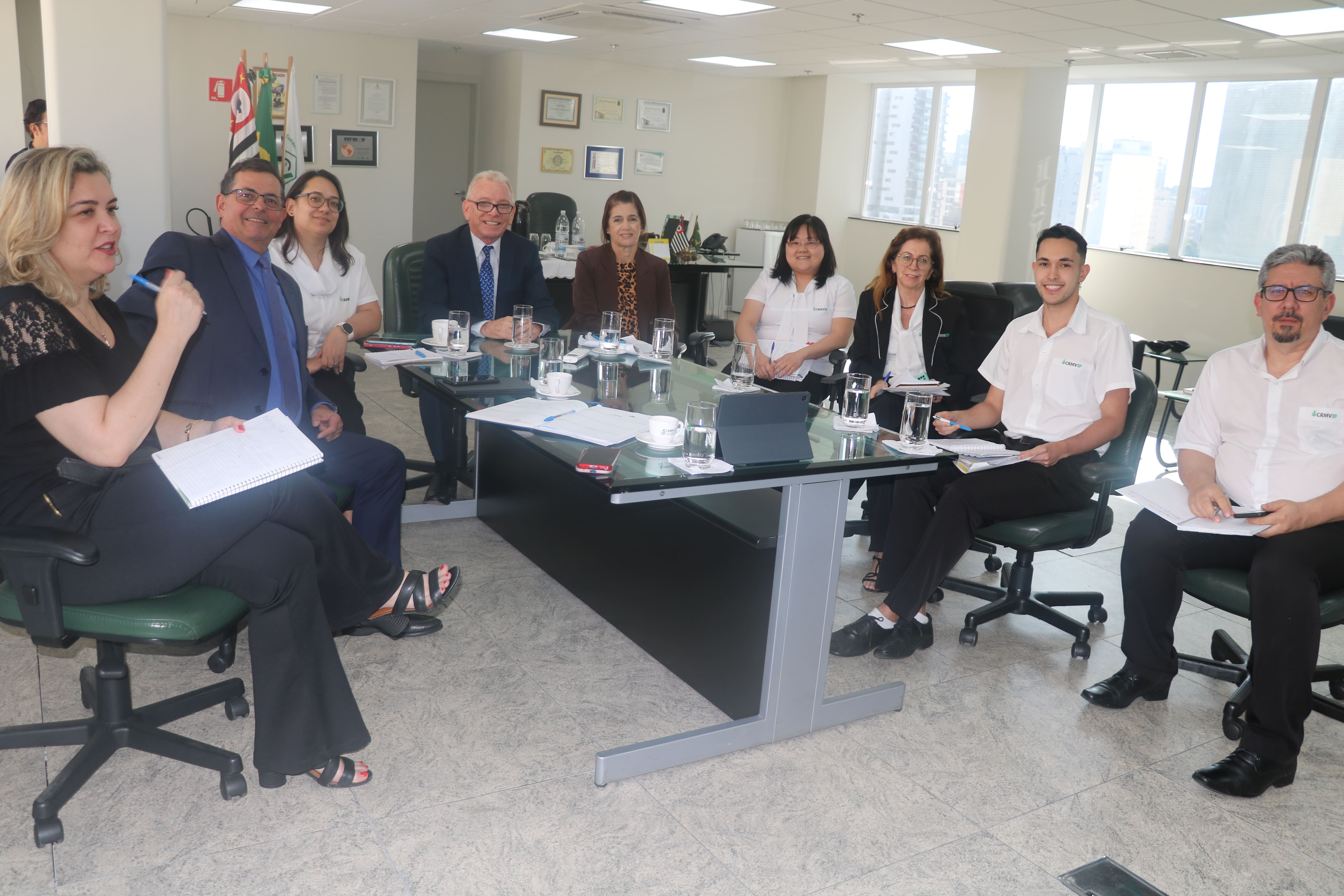 Da direita para a esquerda, os participantes da reunião: a chefe de gabinete do CRMV-SP, Renata Rezende; o secretário-geral, Fernando Gomes Buchala; a coordenadora de comunicação, Laís Domingues; o presidente do Regional, Odemilson Donizete Mossero; a tesoureira, Rosemary Viola Bosch; a chefe de eventos, Renata Keiko; a chefe de registro de profissionais, Valdenita Reis; o assistente de eventos, Henrique Dutra; e o chefe de compras, licitações e contratos, Fábio Gusen. Participou de forma remota também o diretor administrativo e jurídico, Bruno Fassoni.