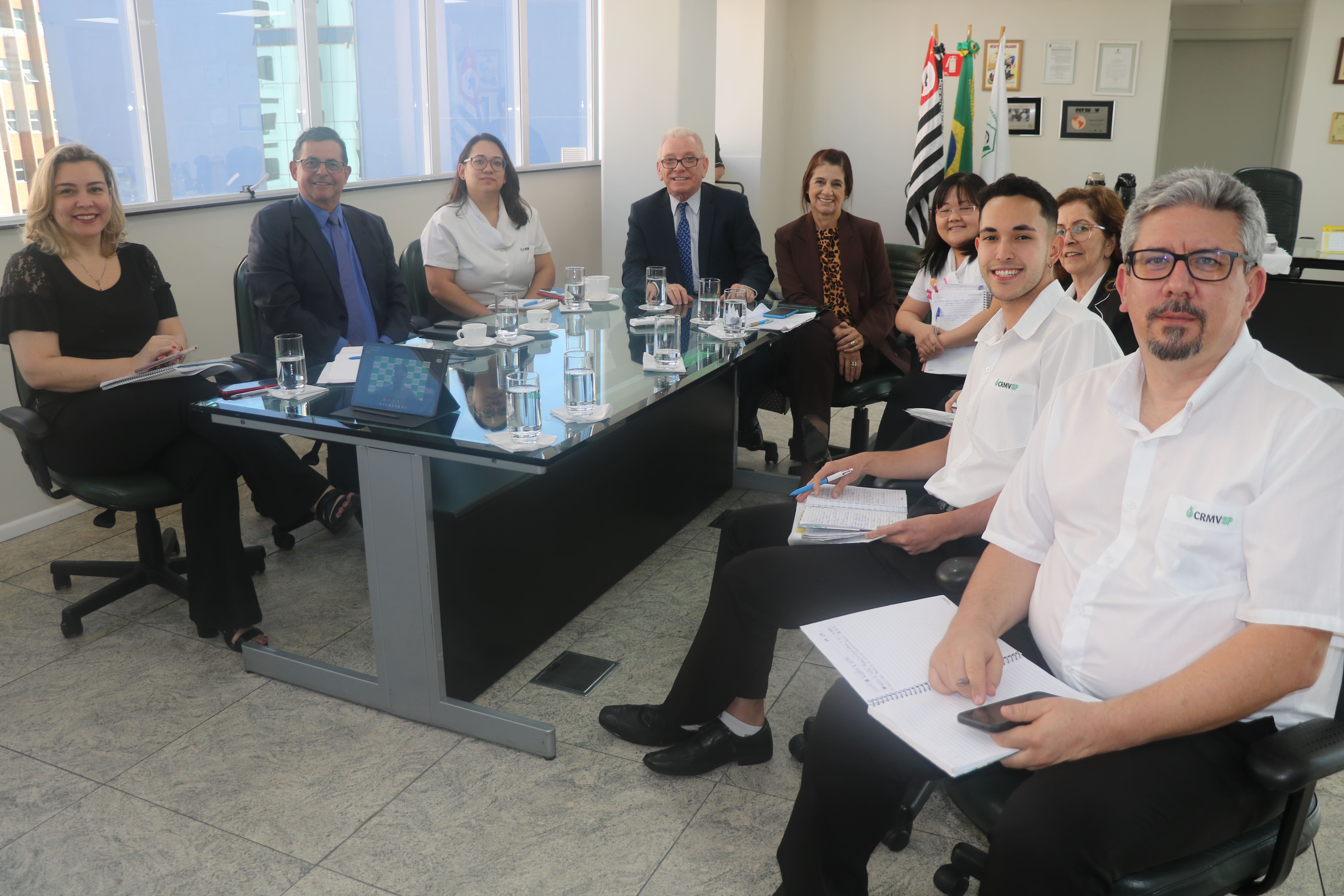 Da direita para a esquerda, os participantes da reunião: a chefe de gabinete do CRMV-SP, Renata Rezende; o secretário-geral, Fernando Gomes Buchala; a coordenadora de comunicação, Laís Domingues; o presidente do Regional, Odemilson Donizete Mossero; a tesoureira, Rosemary Viola Bosch; a chefe de eventos, Renata Keiko; a chefe de registro de profissionais, Valdenita Reis; o assistente de eventos, Henrique Dutra; e o chefe de compras, licitações e contratos, Fábio Gusen. Participou de forma remota também o diretor administrativo e jurídico, Bruno Fassoni.
