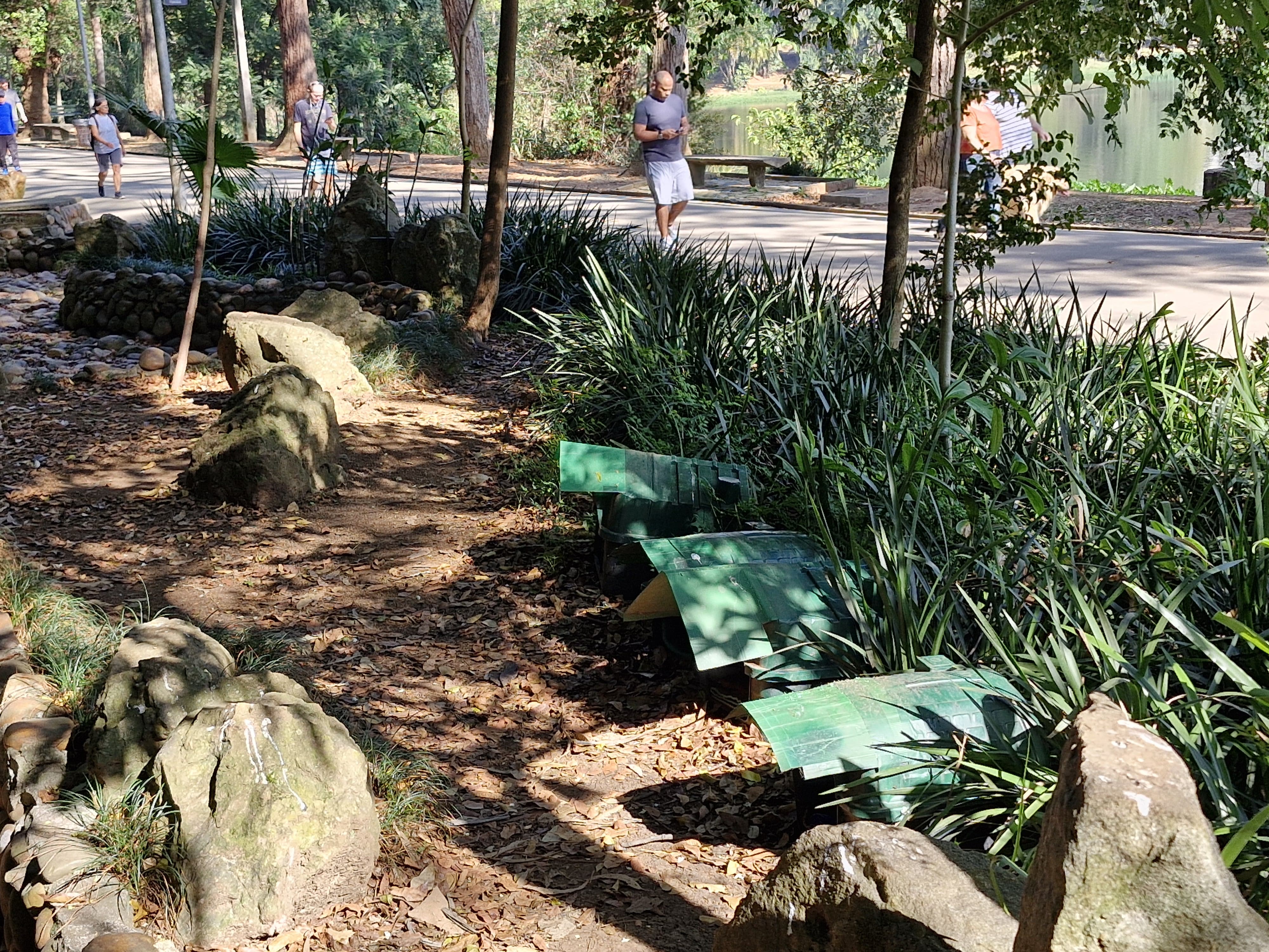 Casinhas para cães e gatos instaladas embaixo de árvores no Parque Aclimação.