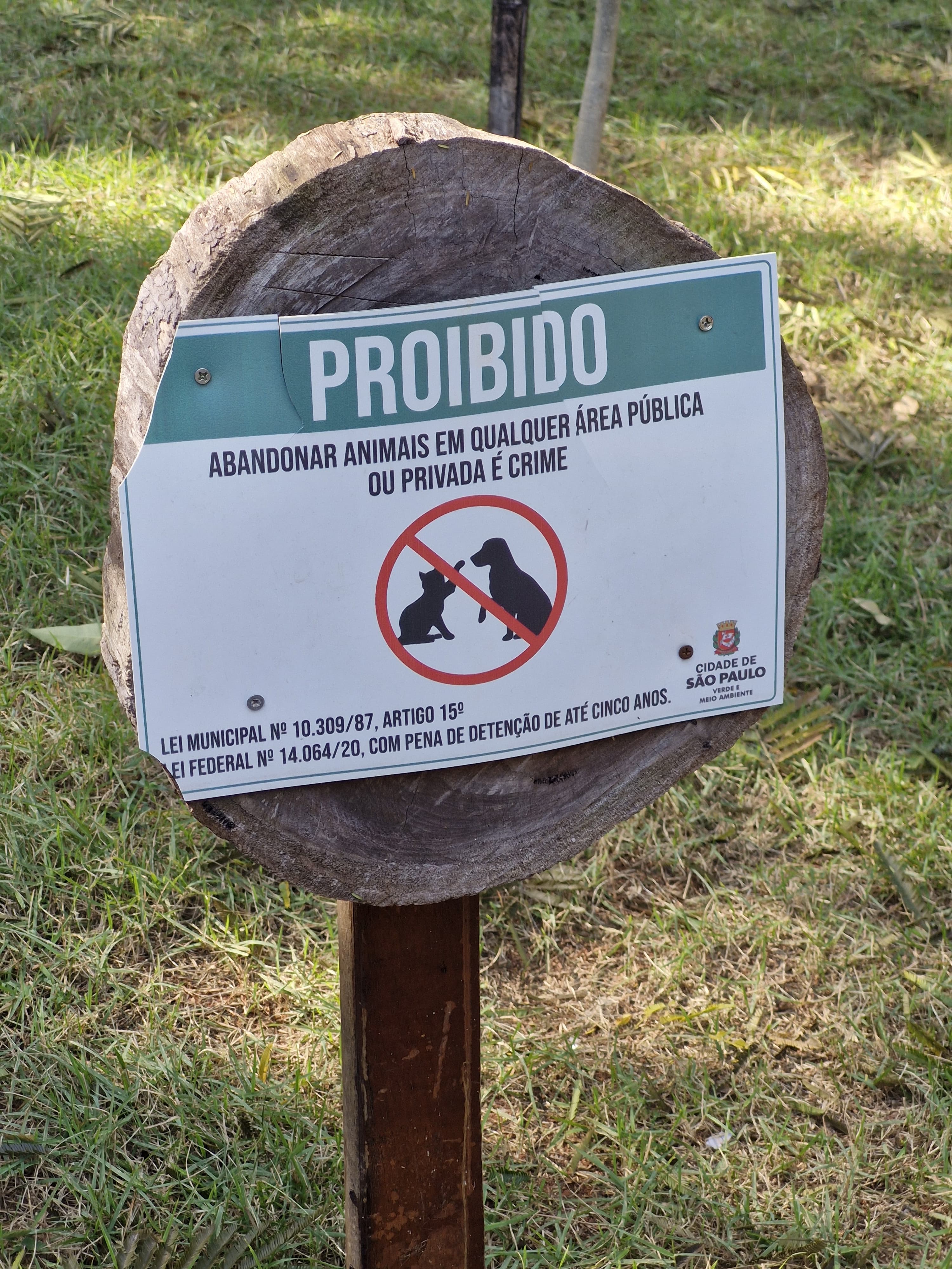 Placa escrito: PROIBIDO Abandonar Animais em qualquer área pública ou privada, é crime.