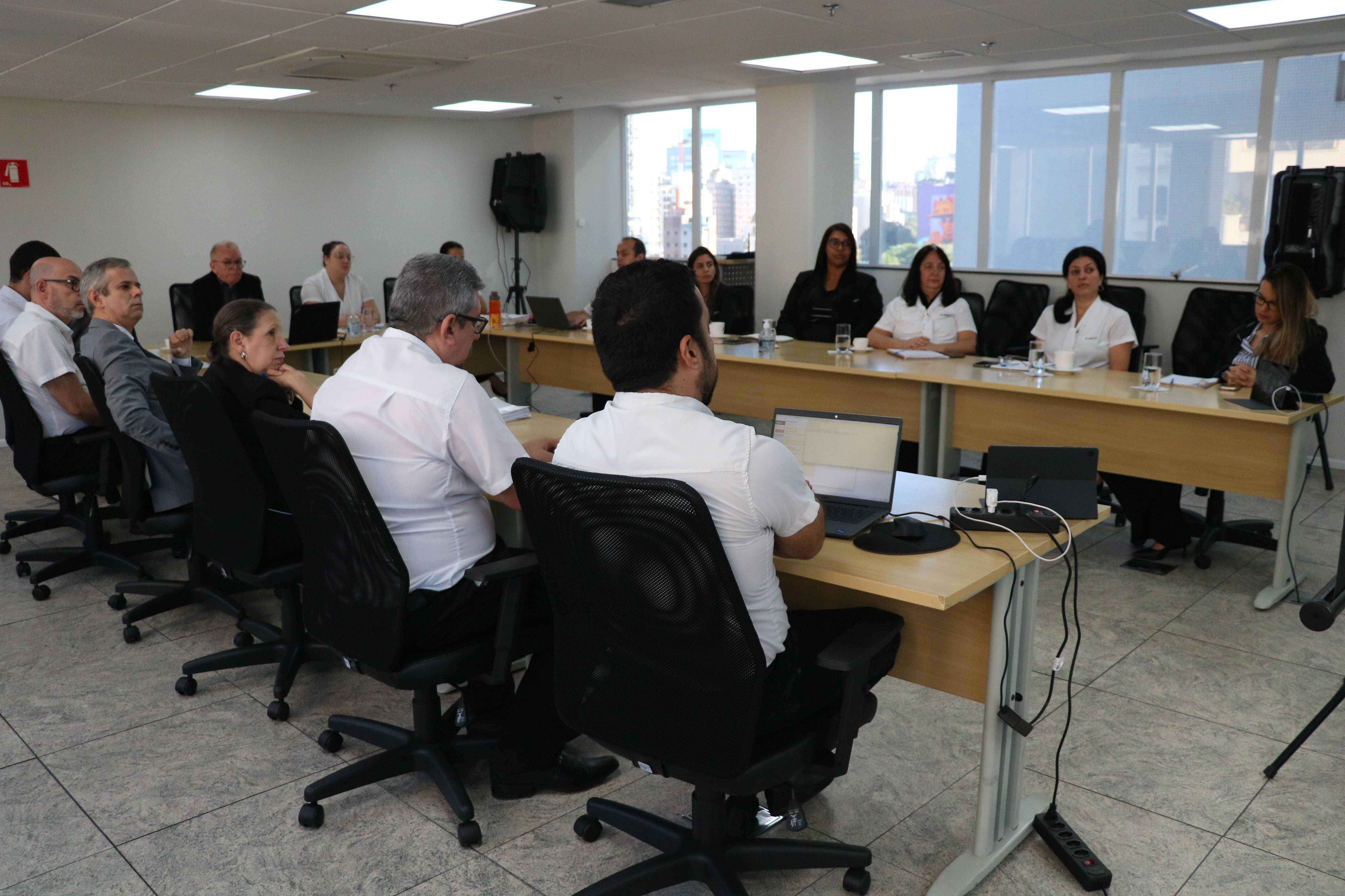 Ao fundo, da direita para a esquerda, a assessora técnica médica-veterinária, Alessandra Karina Fonseca; a coordenadora de ética-profissional, Silvana Basaglia; a coordenadora de atendimento e registros, Geni Silva; a chefe de atendimento e unidades regionais, Juliana Patrícia Vasconcelos; a chefe de Comunicação, Camila Garcia; e o coordenador financeiro, Emanoel Coelho.