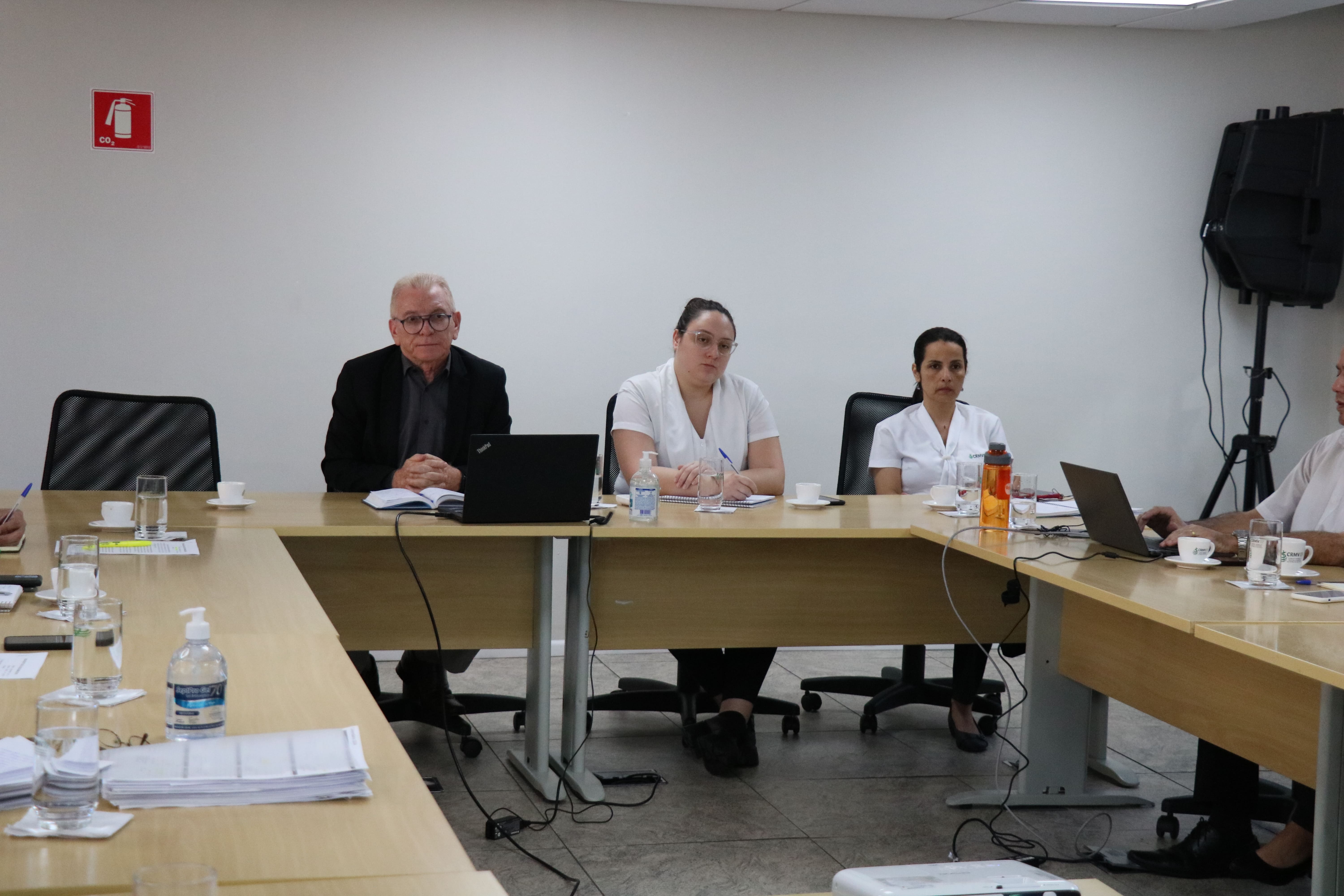 Presidente do CRMV-SP em reunião com gestores da instituição.