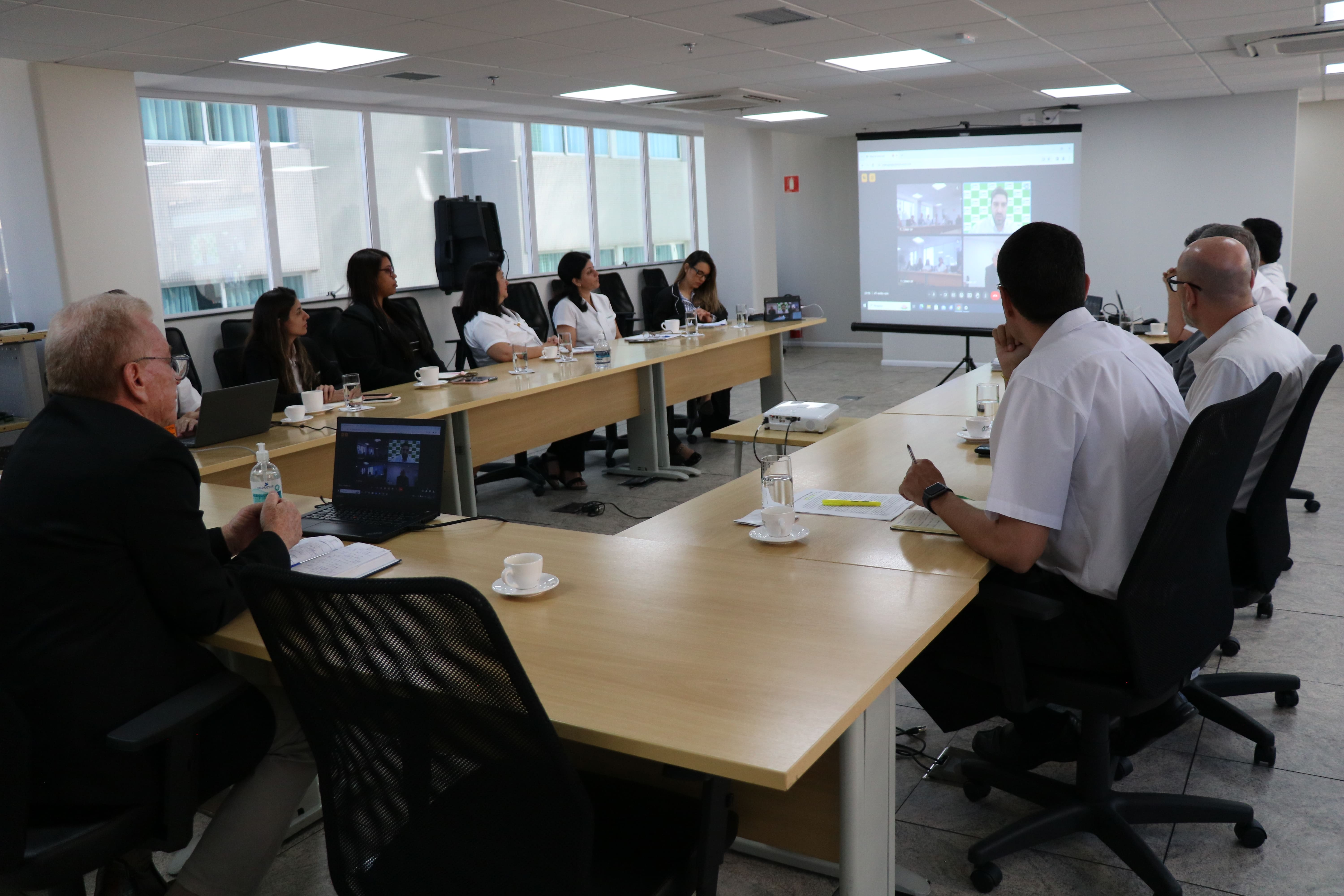 Presidente do CRMV-SP em reunião com gestores da instituição na sessão plenária.