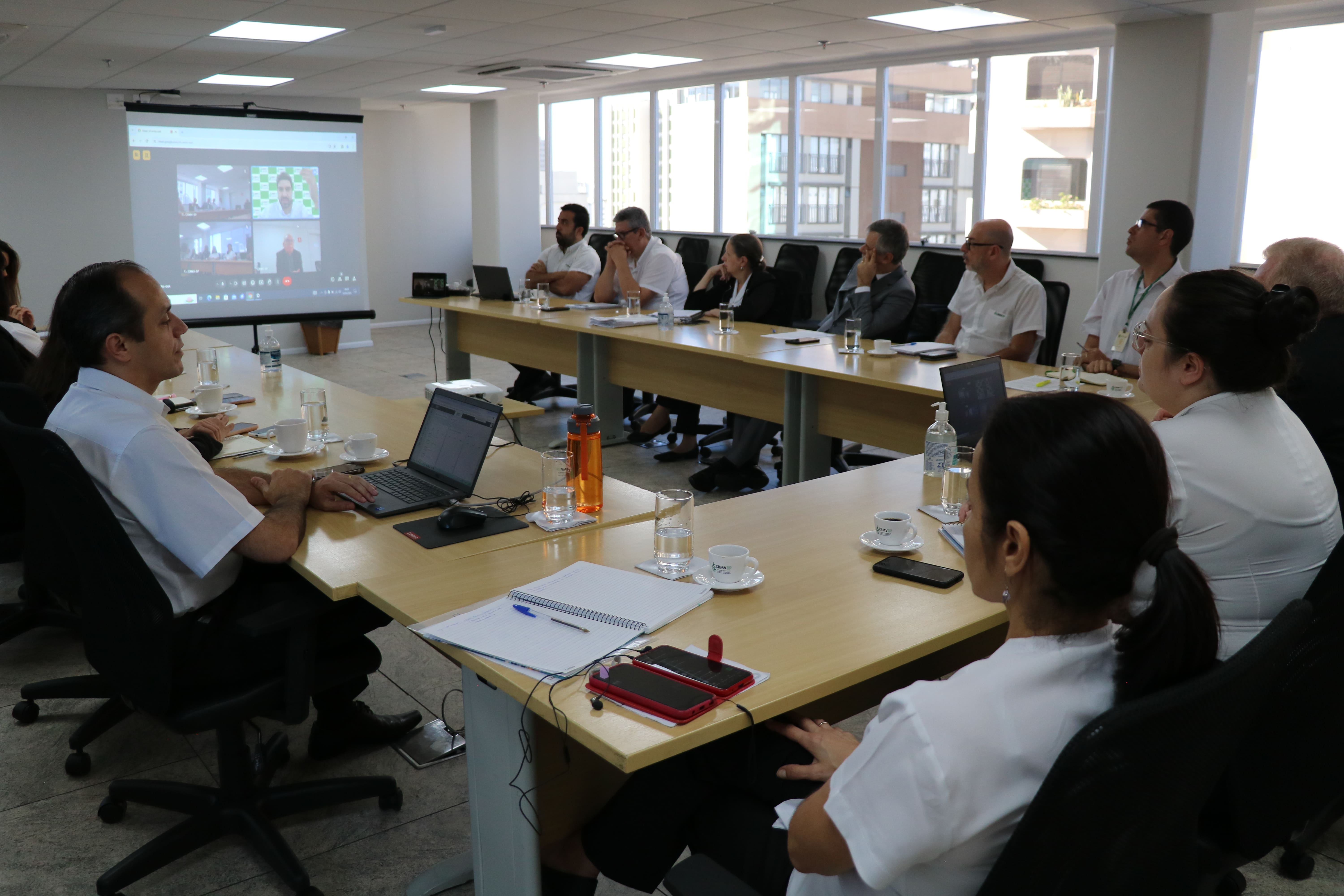 Da esquerda para a direita: o coordenador financeiro, Emanoel Coelho; o chefe de tecnologia da informação, Richard Almeida; o chefe de compras, licitações e contratos, Fábio Gusen; a responsável pela gestão de pessoas, Rosana Souto; o coordenador jurídico, Marcos Antonio Alves; o coordenador de fiscalização e multas, Artur Ribeiro; e o diretor técnico médico-veterinário, Leonardo Burlini.