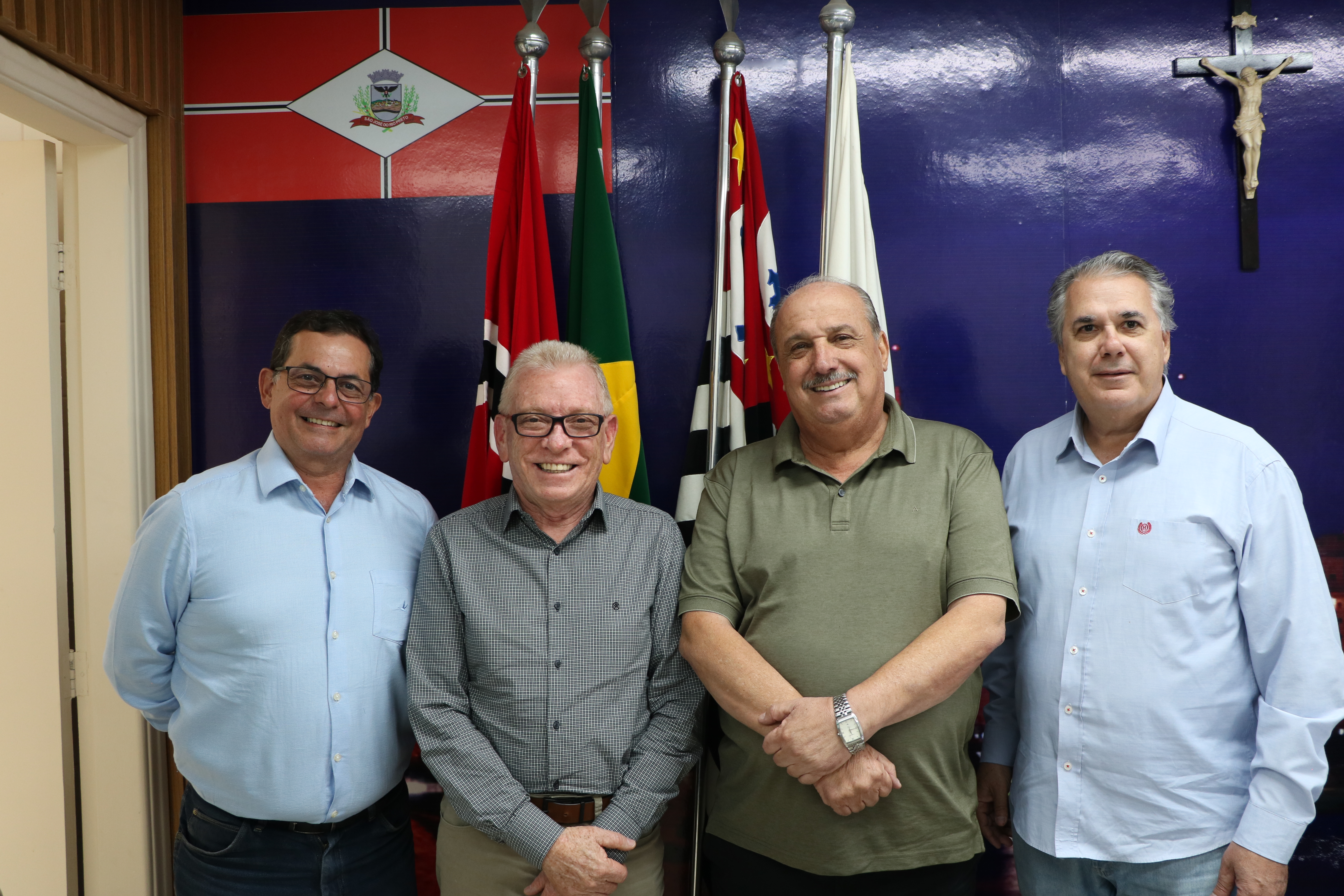Da direita para a esquerda: o secretário-geral do CRMV-SP, Fernando Gomes Buchala; o presidente do Regional, Odemilson Donizete Mossero; o presidente da Câmara Municipal de São José do Rio Preto, Paulo Pauléra; o representante regional de São José do Rio Preto do CRMV-SP, Izalco Nuremberg dos Santos.