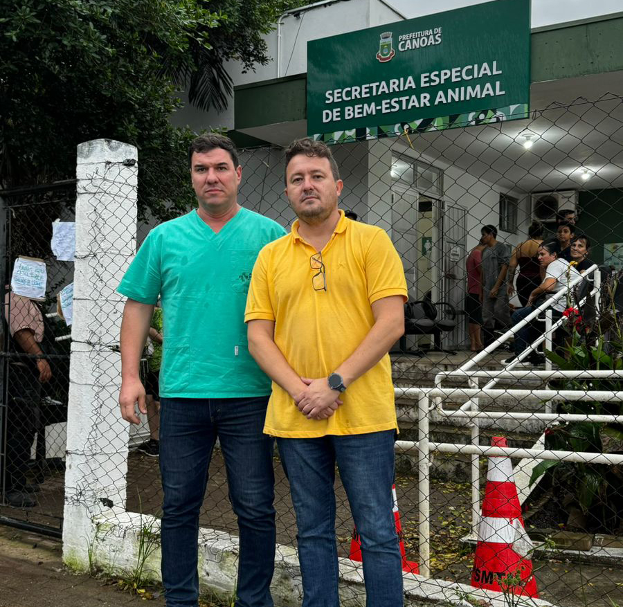 O integrante da Comissão de Clínicos de Pequenos Animais do CRMV-SP, Paulo Côrte, está ao lado do presidente do CRMV-RS, Mauro Moreira.