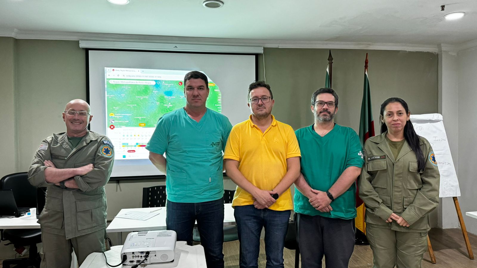 Os integrantes da Comissão de Resgate Técnico Animal e Medicina Veterinária de Desastres do CRMV-SP, Claudio Zago Junior e Esther Mercedes Espejo de Faria Alvim, assim como os membros da Comissão Técnica de Clínicos de Pequenos Animais, o presidente Márcio Thomazo Mota e o membro efetivo Paulo Côrte Neto, estão junto com o presidente do CRMV-RS, Mauro Moreira.