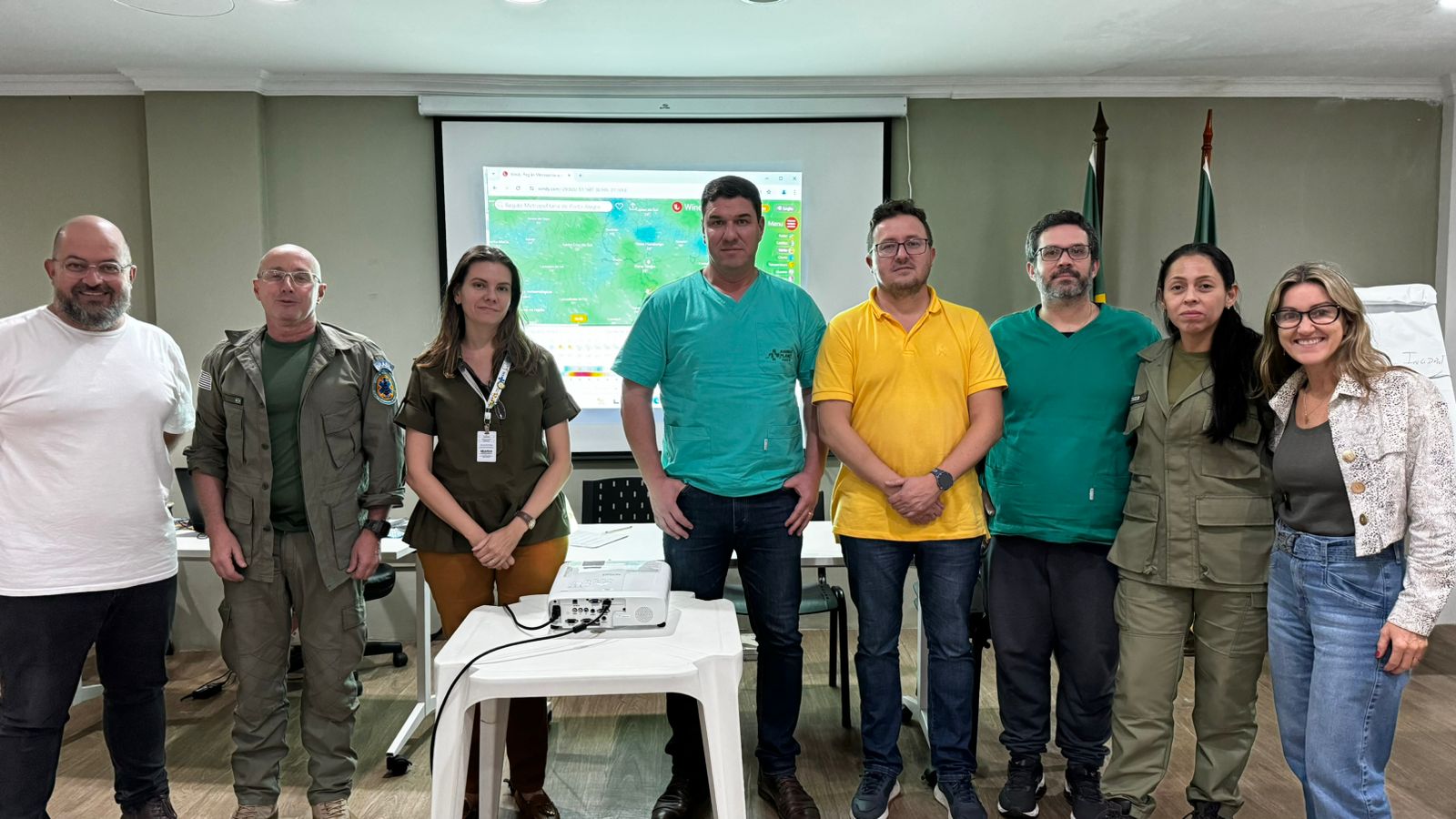 Da esquerda para a direita: Henrique Noronha, responsável pelo Centro de Distribuição de donativos do CRMV-RS em Viamão; Claudio Zago, membro da Comissão de Resgate Técnico Animal e Medicina Veterinária de Desastres do CRMV-SP; Flavia Bornancini Borges Fortes, coordenadora da Comissão de Saúde Única do CRMV-RS; Paulo Côrte, membro da Comissão de Clínicos de Pequenos Animais do CRMV-SP; Mauro Moreira, presidente do CRMV-RS; Esther Espejo, integrante da Comissão de Resgate Técnico Animal e Medicina Veterinária de Desastres do CRMV-SP; e Viviane Pinto, coordenadora da Comissão de Medicina Veterinária Integrativa do CRMV-RS.