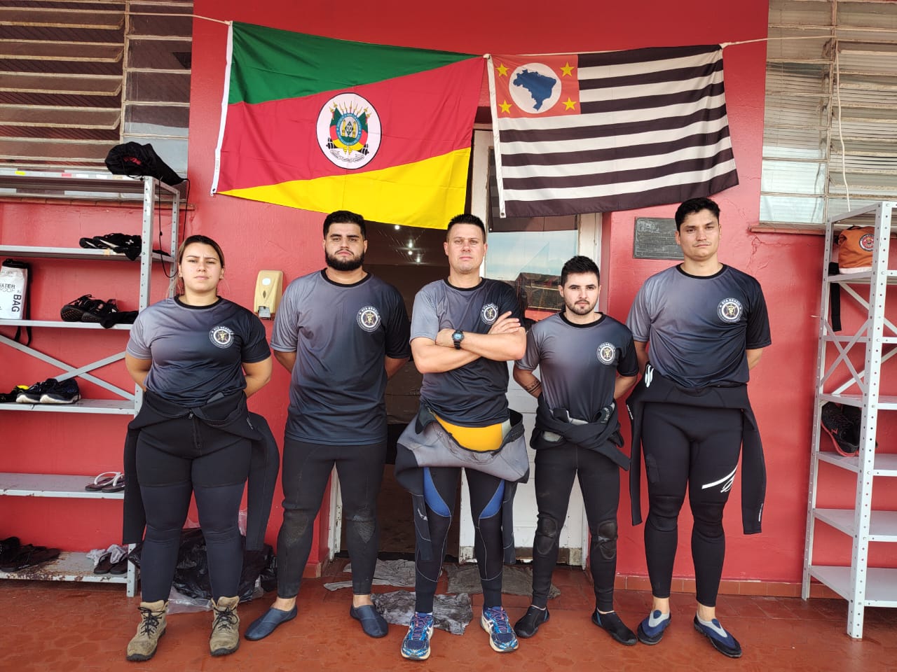 Da esquerda para direita: a médica-veterinária Talita Nunes, o auxiliar veterinário Matheus Oliveira, o presidente da Comissão de Resgate Técnico Animal e Medicina Veterinária de Desastres do CRMV-SP, Leonardo Castro, o bombeiro civil João Marques, e o auxiliar veterinário Fábio Thut.