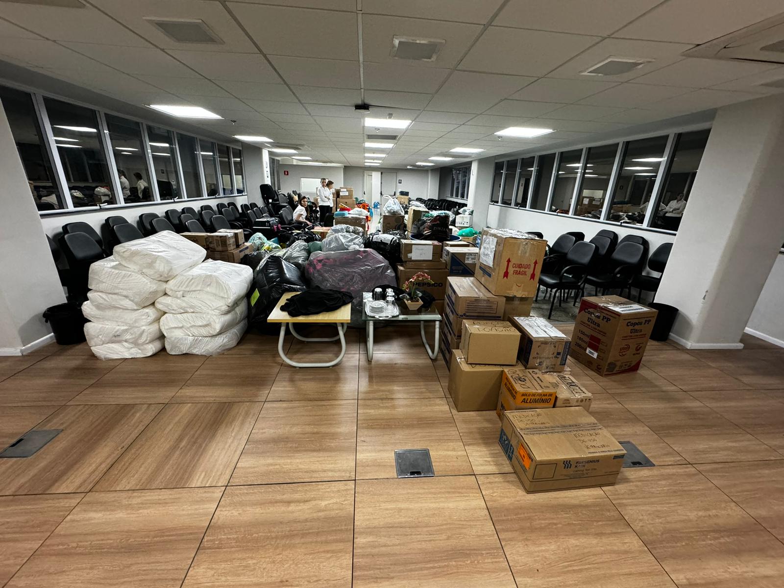 Auditório do CRMV-SP com doações para as vítimas das enchentes do Rio Grande do Sul.