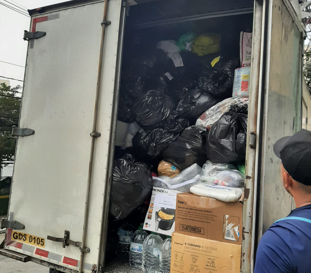 Carroceria de caminhão abastecido com doações para vítimas das enchentes no Rio Grande do Sul.