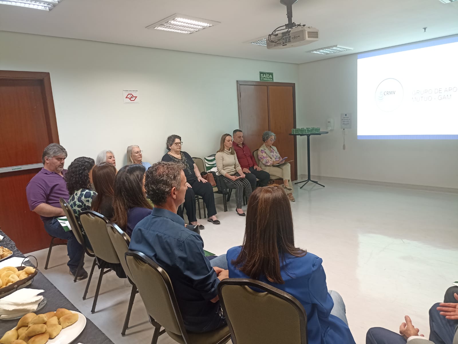 Participantes do GAM durante momento de meditação guiada.