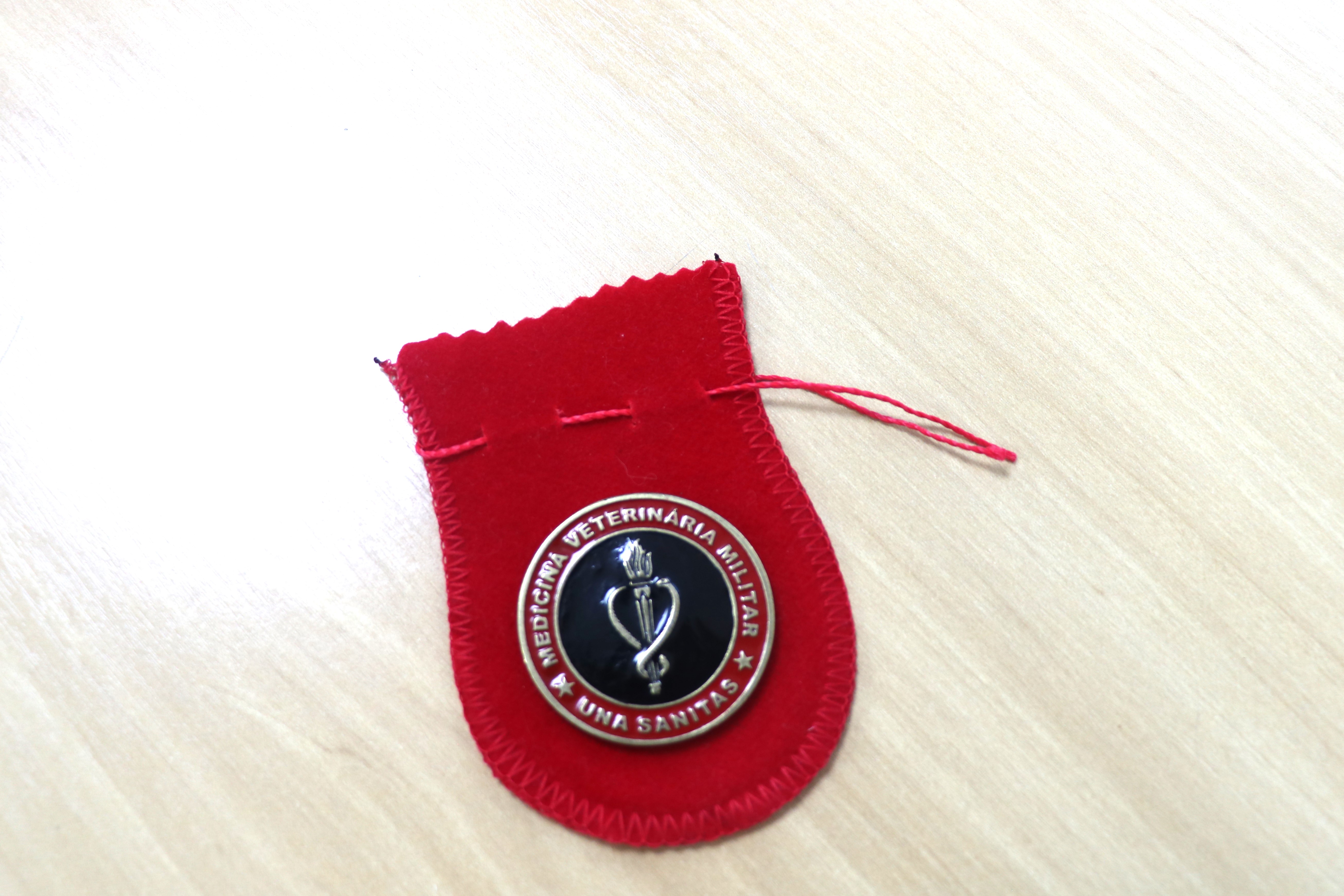 Imagem de um saquinho vermelho de veludo para guardar joia.