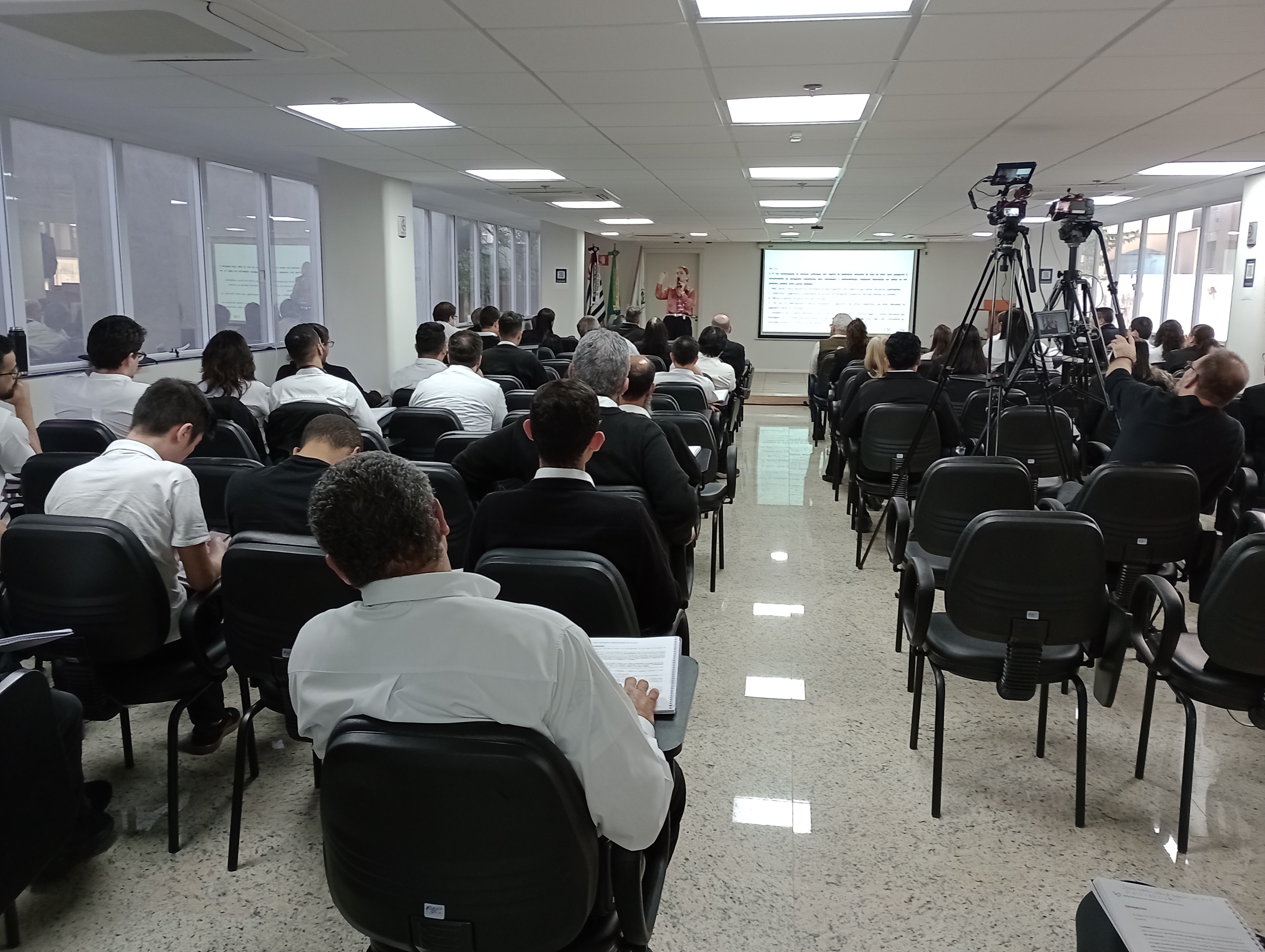 Funcionários sentados no auditório do CRMV-SP durante curso de capacitação sobre a nova lei de licitações.