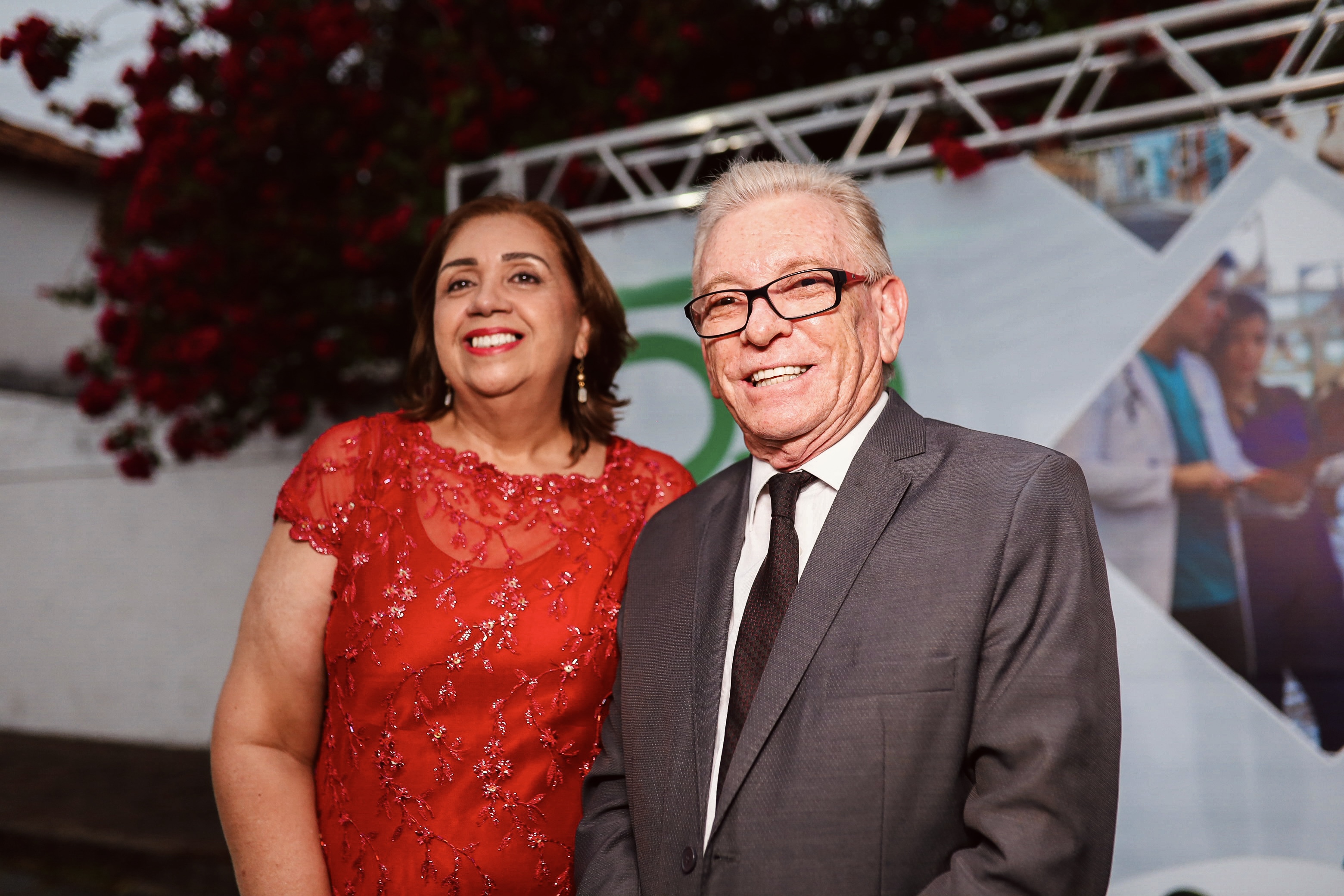 casal sorridente pousando para foto.