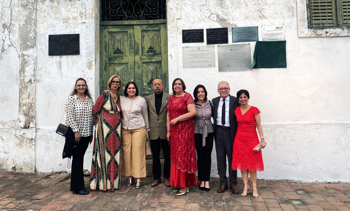 Presidente Ana Elisa Almeida fotografada com equipe do regional de Pernambuco e o presidente do CRMV-SP.