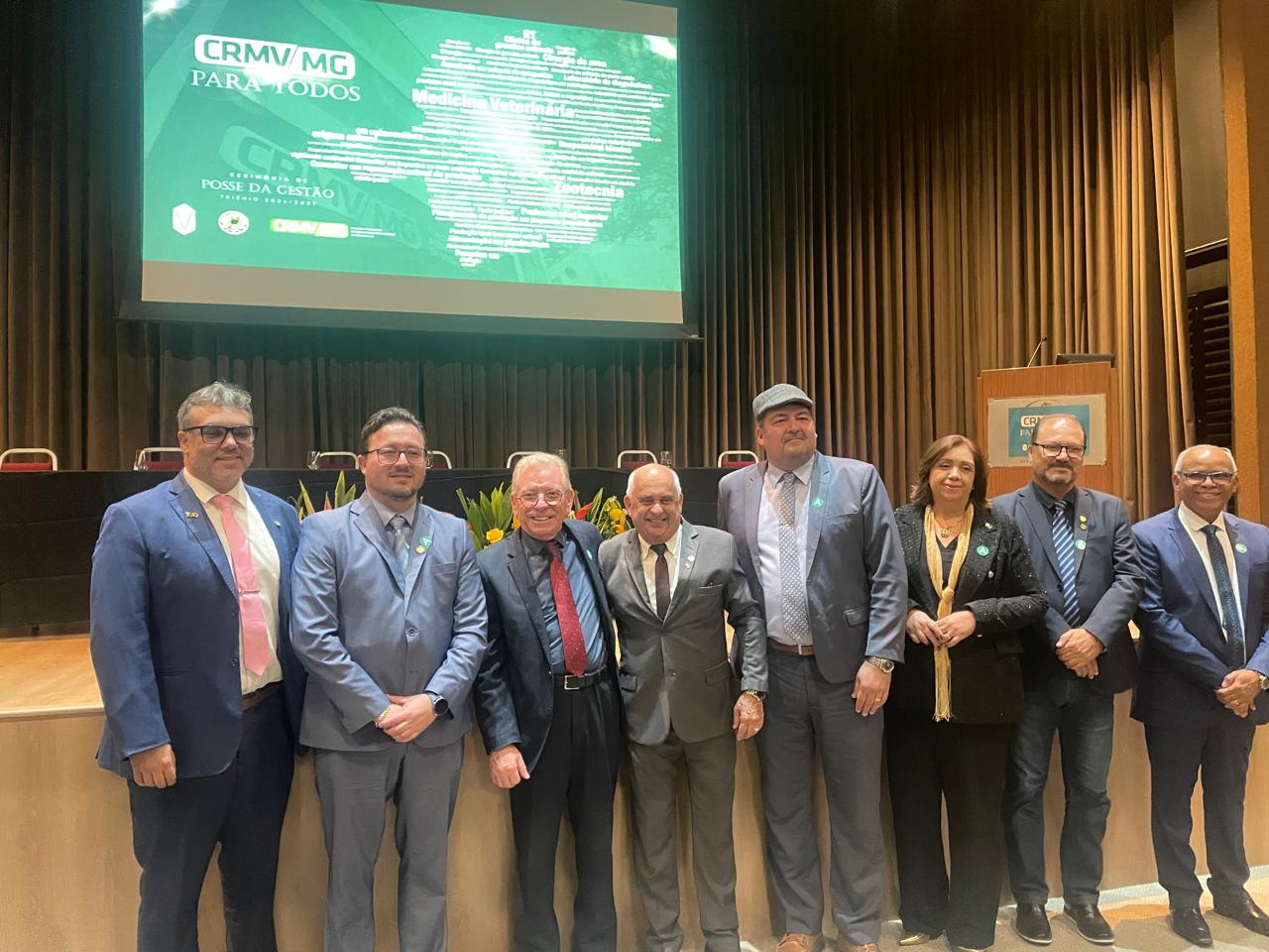 Presidente do CRMV-SP pousando para foto com outras pessoas na posse da nova gestão do CRMV de Minas Gerais.