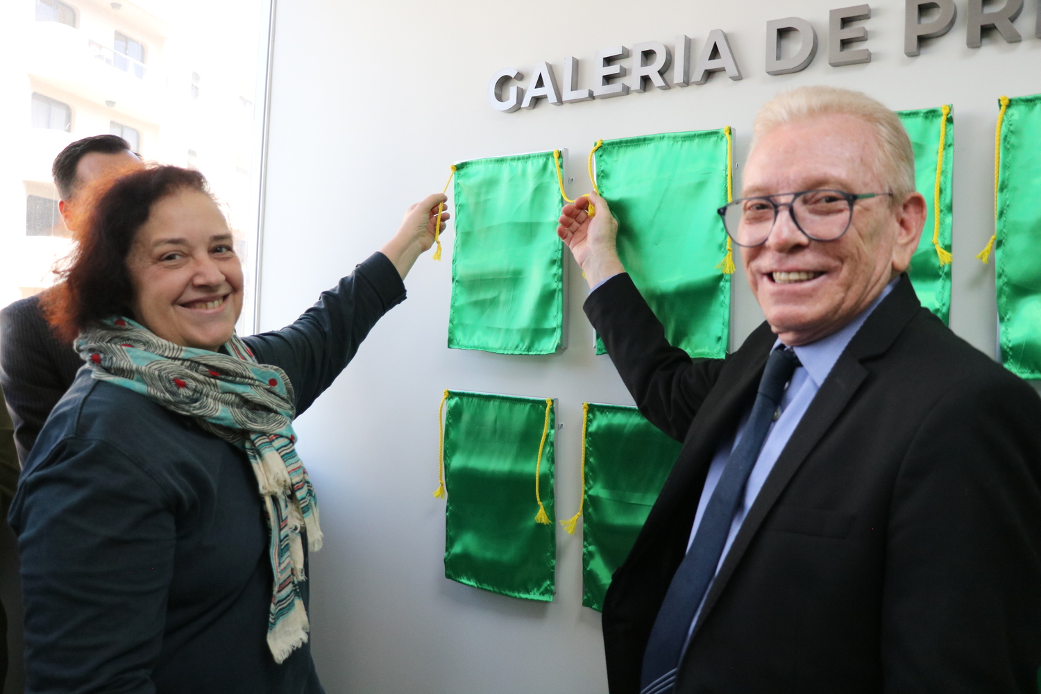 O presidente do CRMV-SP descerra foto na Galeria de Presidentes, ao lado de representante do homenageado.