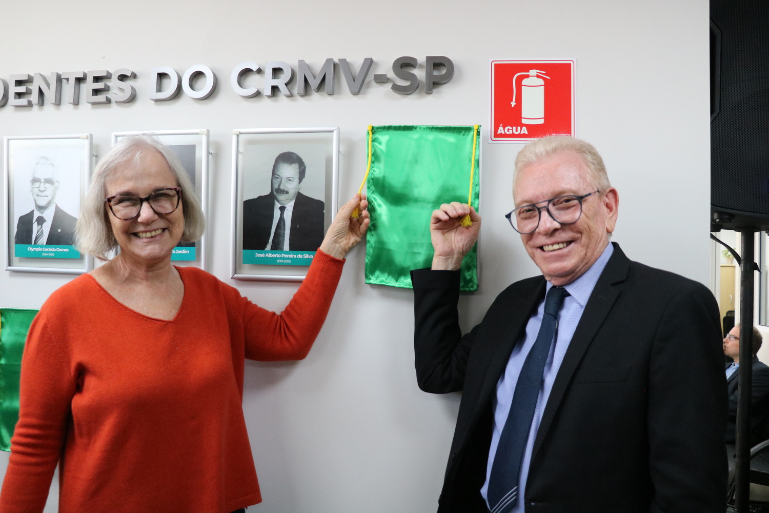 O presidente do CRMV-SP descerra foto na Galeria de Presidentes, ao lado de representante do homenageado.