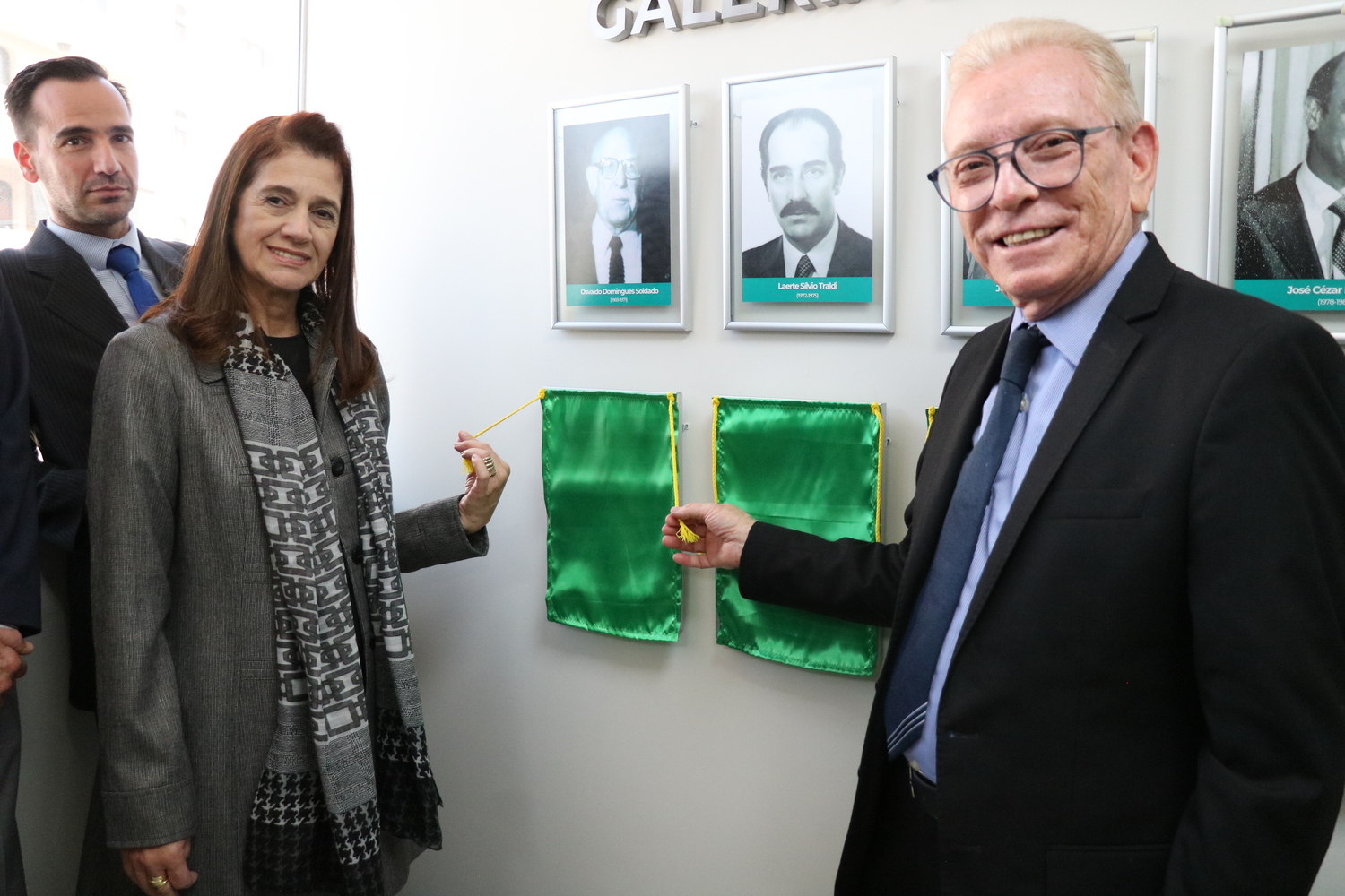 O presidente do CRMV-SP descerra foto na Galeria de Presidentes, ao lado de representante do homenageado.