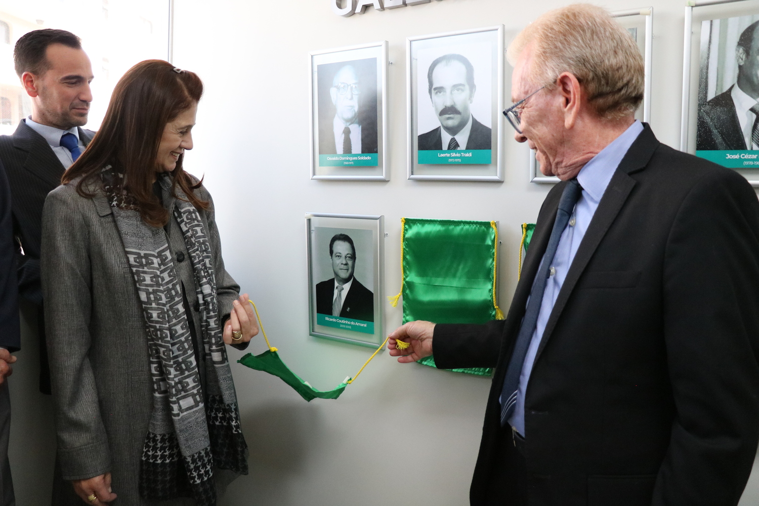 O presidente do CRMV-SP descerra foto na Galeria de Presidentes, ao lado de representante do homenageado.