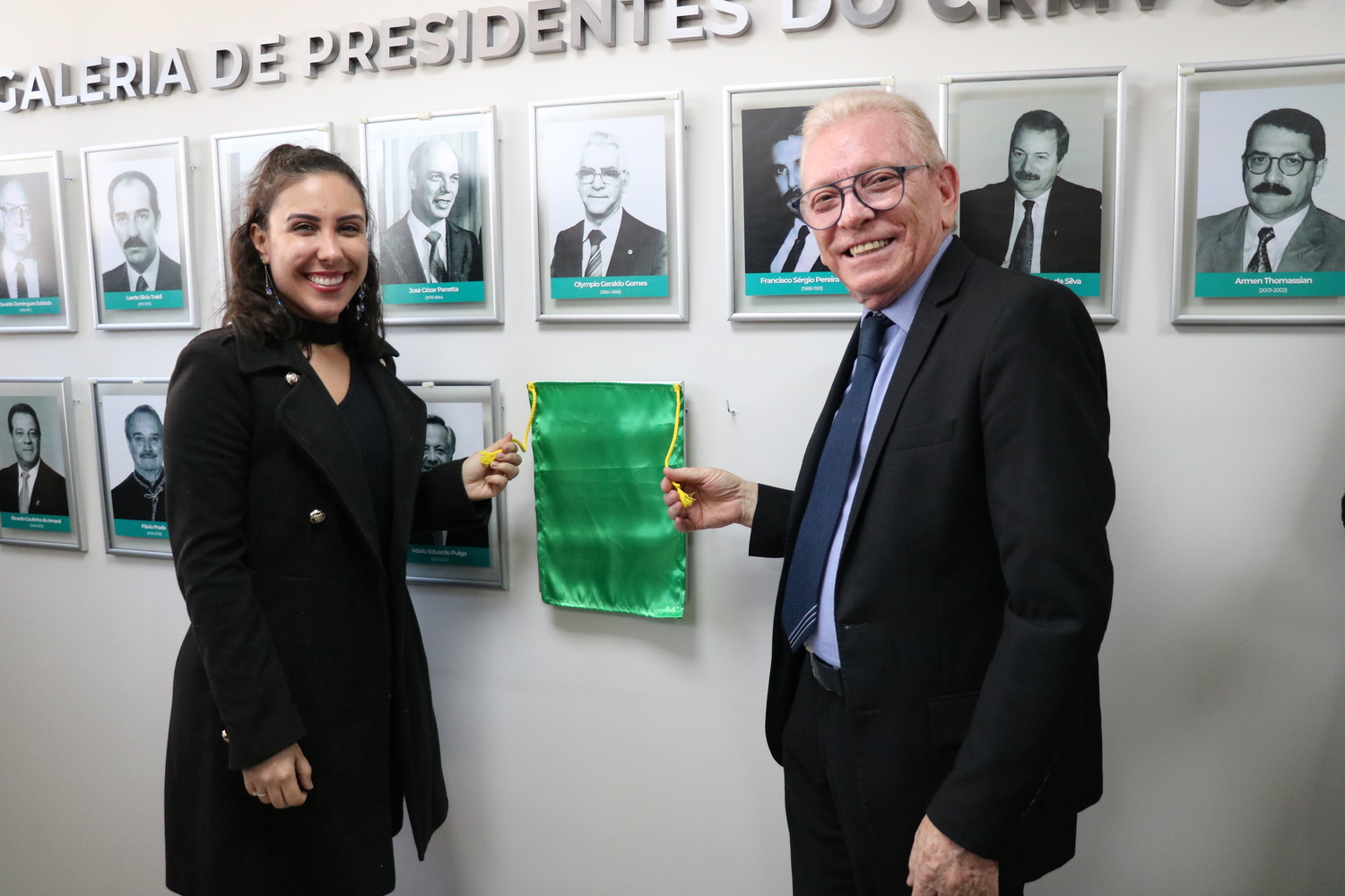 Na Galeria de Presidentes, o presidente atual do CRMV-SP descerra sua foto ao lado da filha.