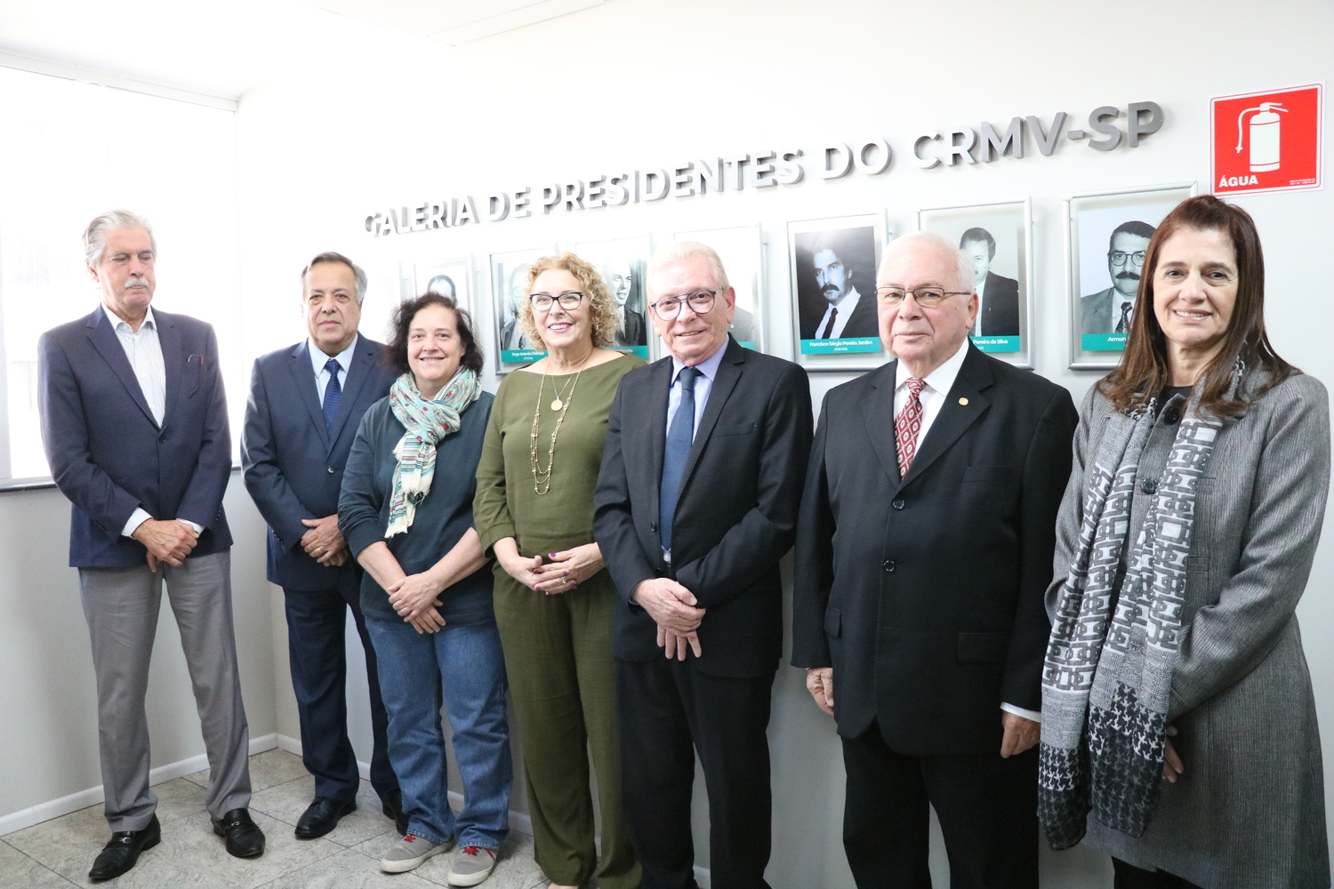 Após o descerramento das fotos, representantes dos homenageados na Galeria de Presidentes posam ao lado do presidente do CRMV-SP.