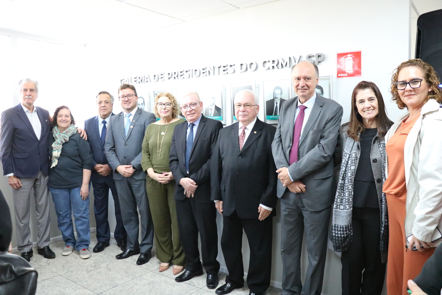 Após o descerramento das fotos, representantes dos homenageados na Galeria de Presidentes posam ao lado do presidente do CRMV-SP, do vice-presidente do CFMV e da secretária-geral do CRMV-PE.