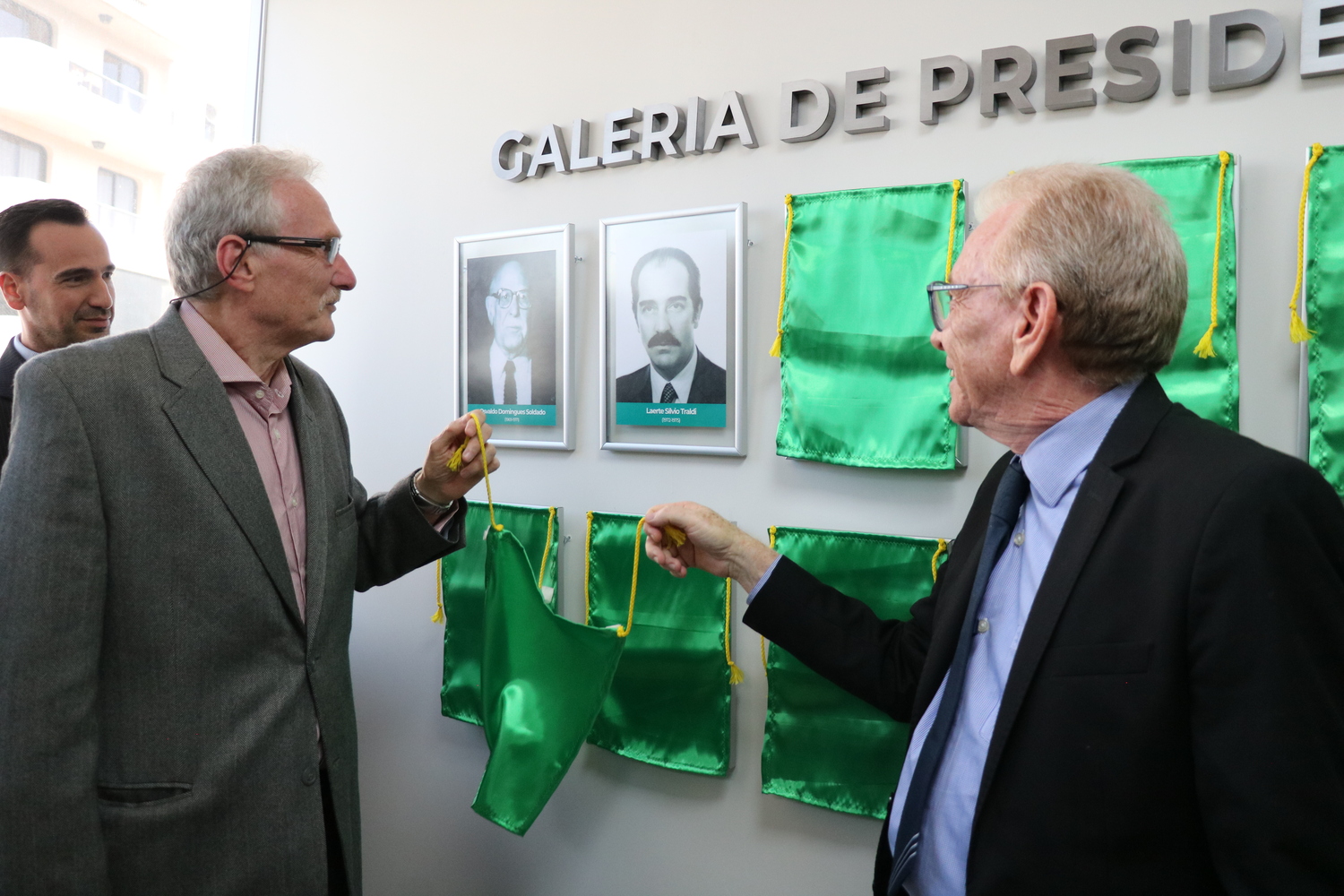 O presidente do CRMV-SP descerra foto na Galeria de Presidentes, ao lado de representante do homenageado.