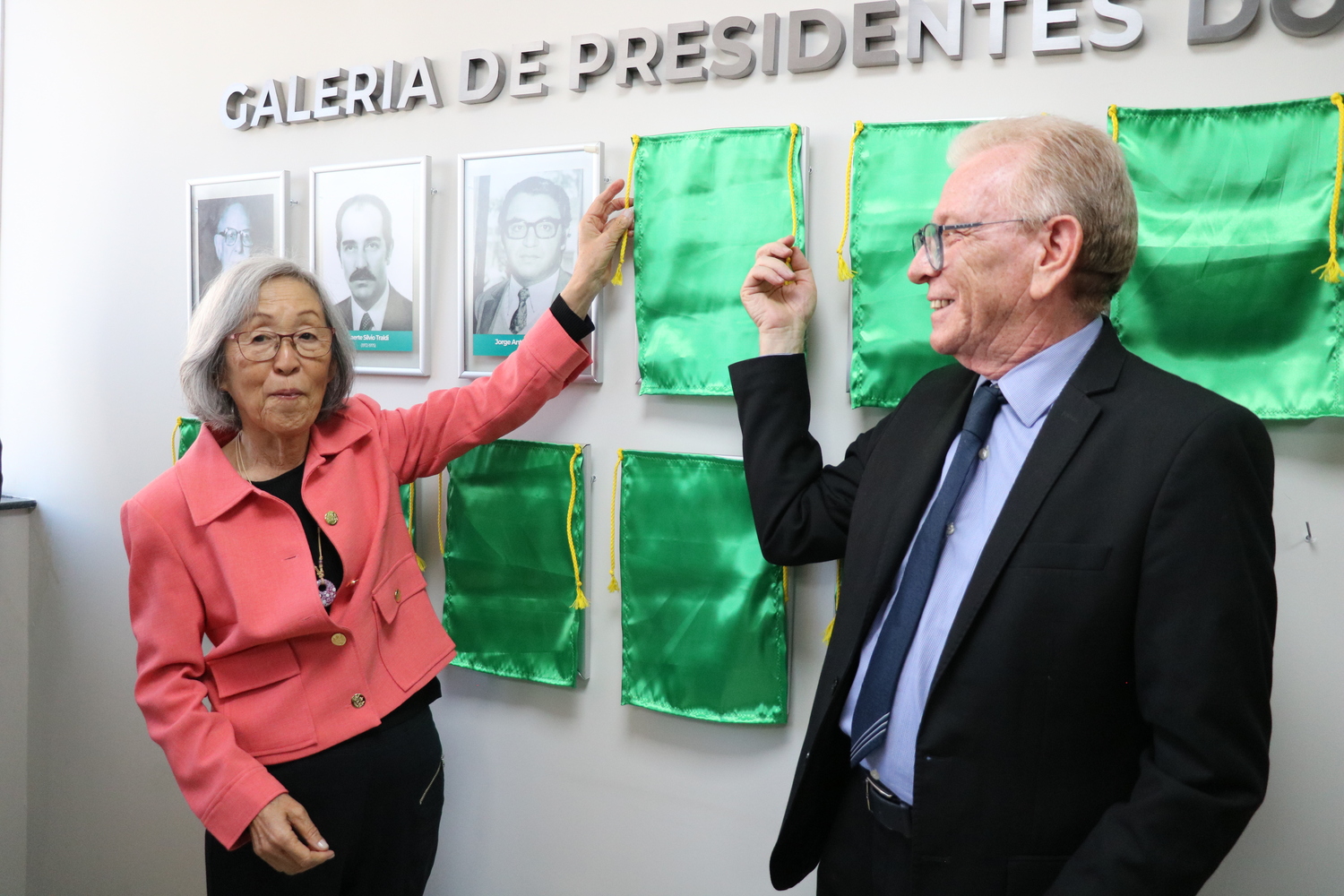O presidente do CRMV-SP descerra foto na Galeria de Presidentes, ao lado de representante do homenageado.