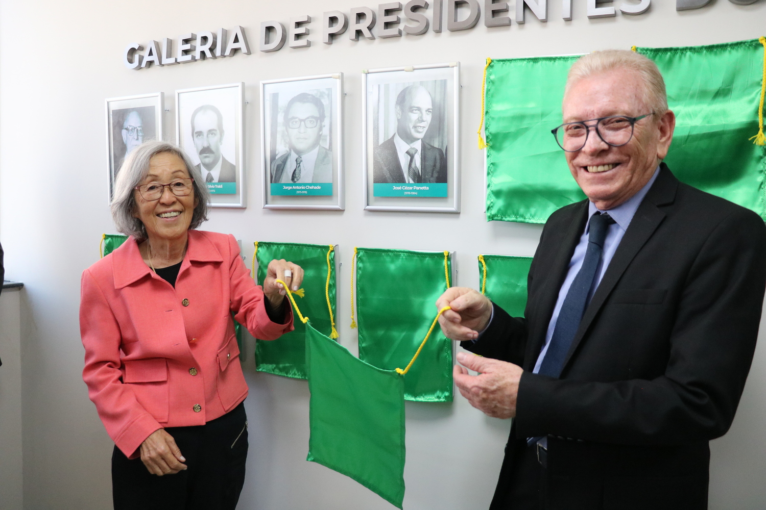 O presidente do CRMV-SP descerra foto na Galeria de Presidentes, ao lado de representante do homenageado.