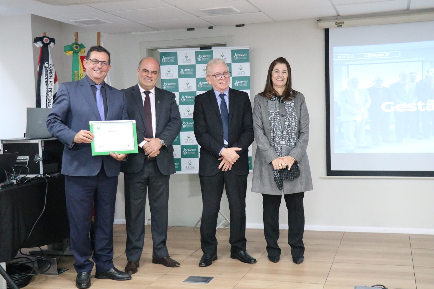 O secretário-geral do CRMV-SP e presidente de Comissão Técnica, ao lado dos demais membros da Diretoria Executiva, recebe certificado em reconhecimento ao trabalho desempenhado em suas funções.