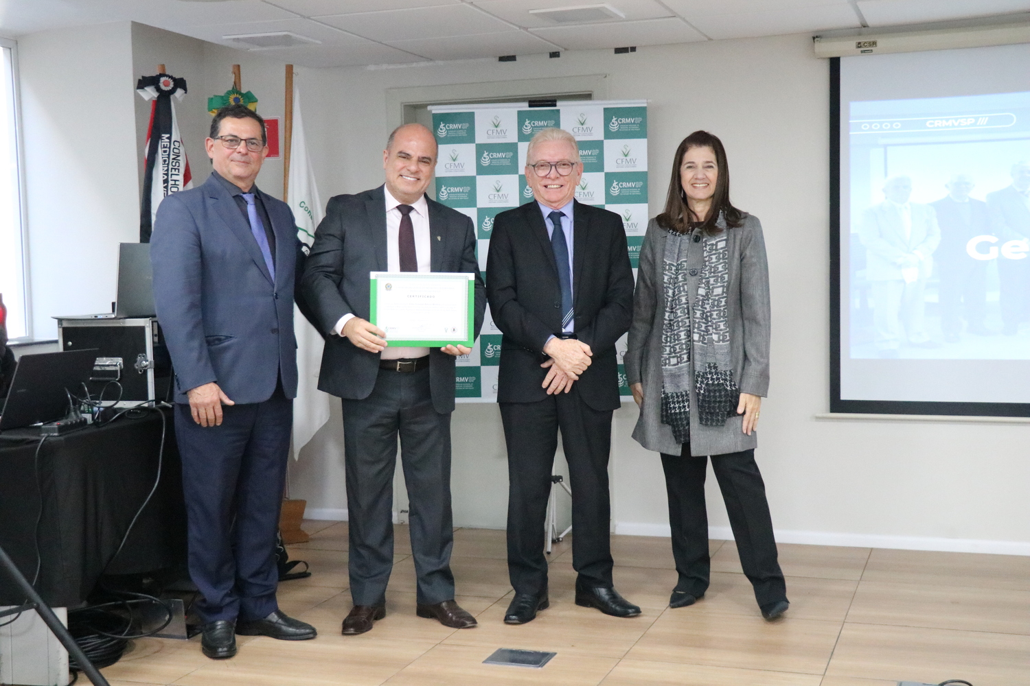 O vice-presidente do CRMV-SP e presidente de Comissão Técnica, ao lado dos demais membros da Diretoria Executiva, recebe certificado em reconhecimento ao trabalho desempenhado em suas funções.