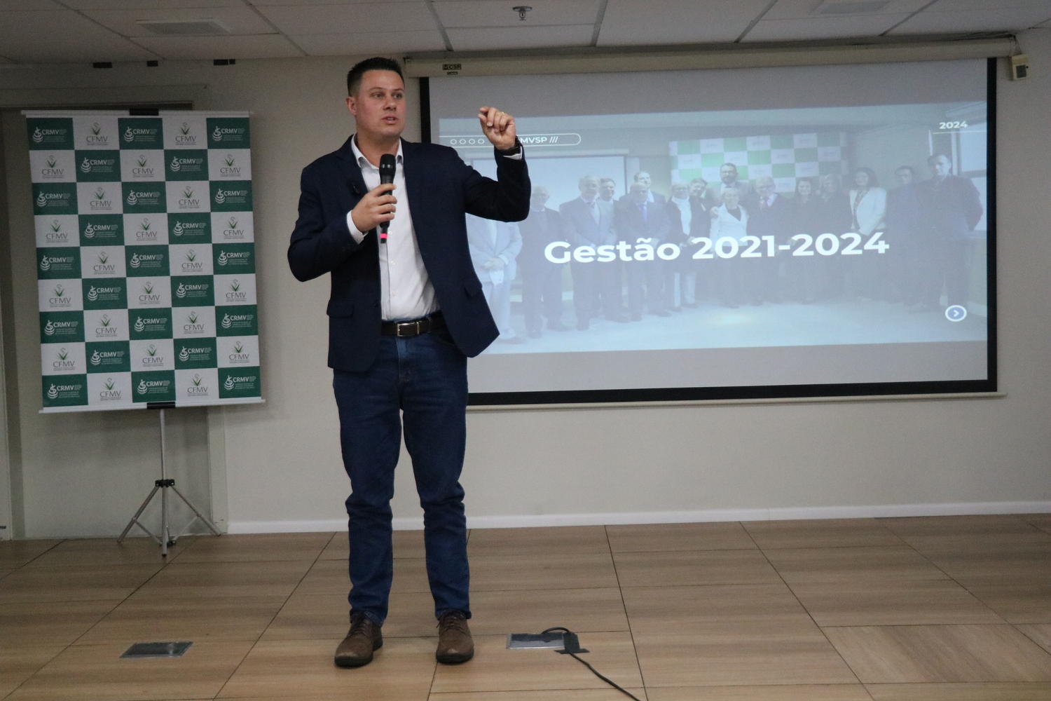 Presidente de Comissão Técnica de Resgate Animal fala ao microfone em agradecimento pelo apoio e reconhecimento do Conselho pelo trabalho desempenhado pelos profissionais do Regional paulista no Rio Grande do Sul.