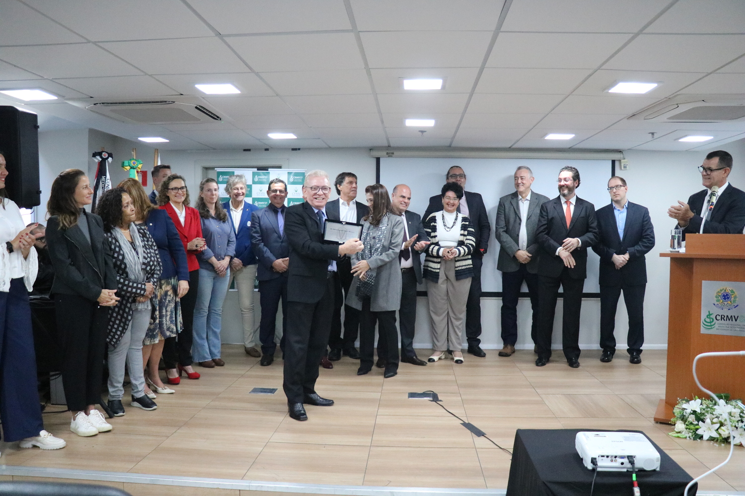 No palco, o presidente do CRMV-SP é homenageado pelos presidentes das Comissões Técnicas com placa.
