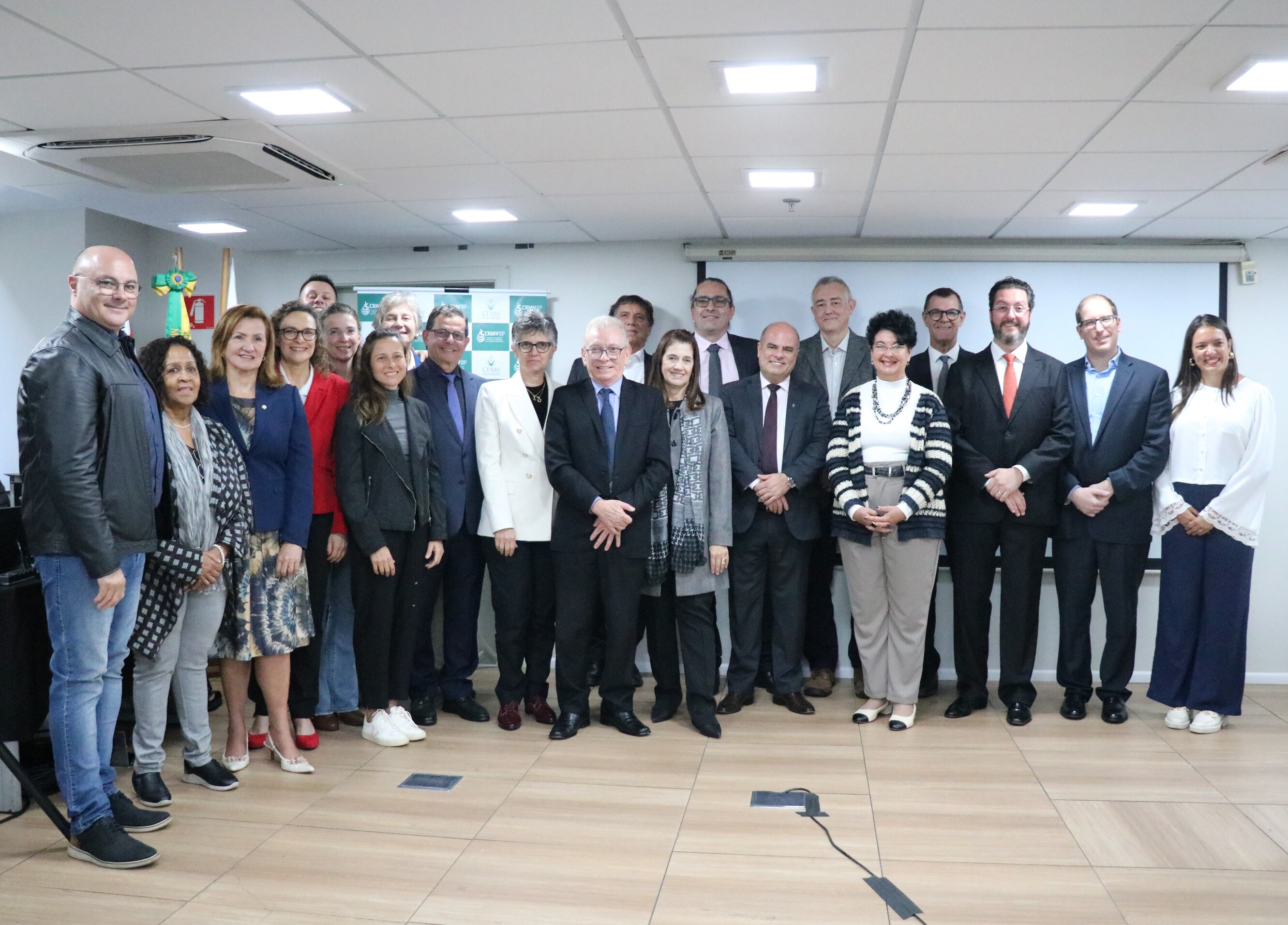 No palco, o presidente do CRMV-SP posa ao lado dos presidentes de Comissões Técnicas.