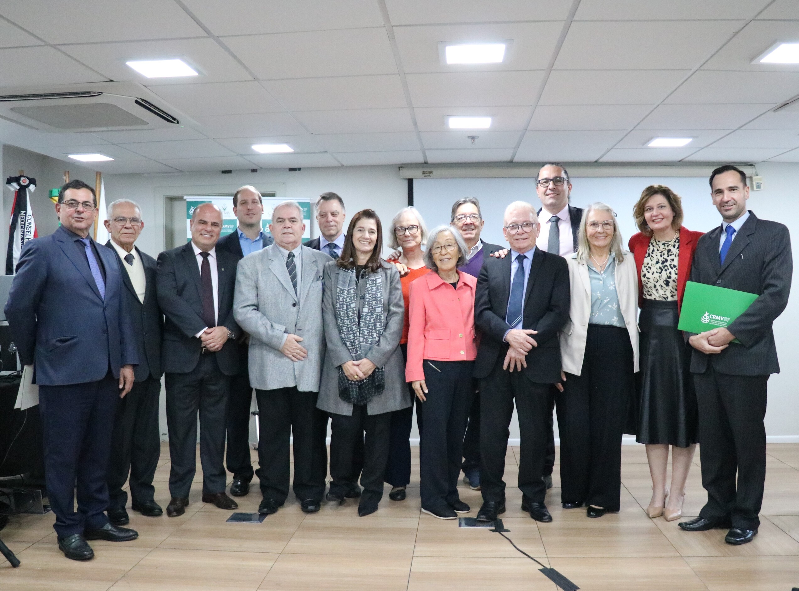 No palco, o presidente do CRMV-SP posa ao lado de conselheiros efetivos e suplentes.