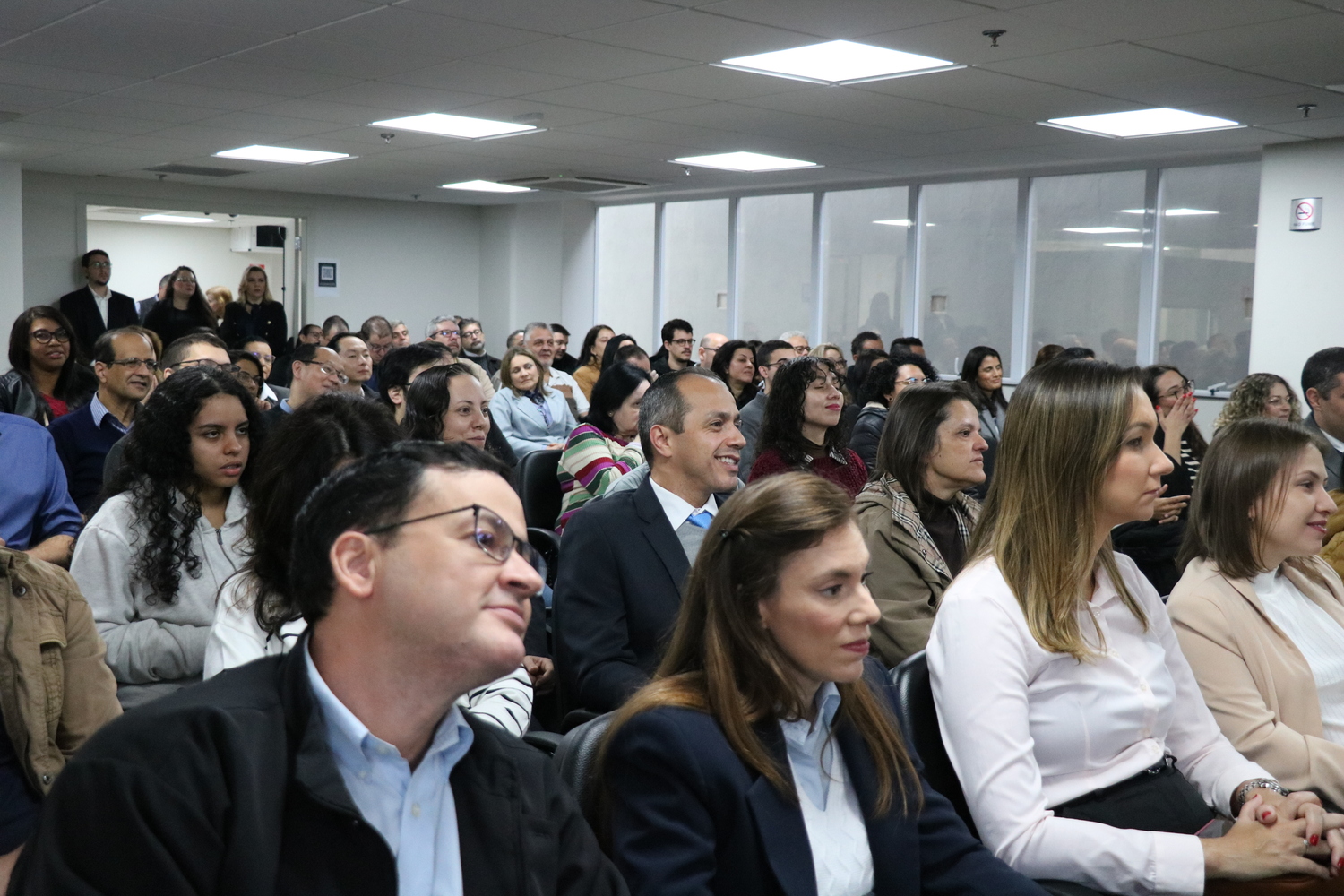 Auditório lotado, imagem da plateia, durante o evento.