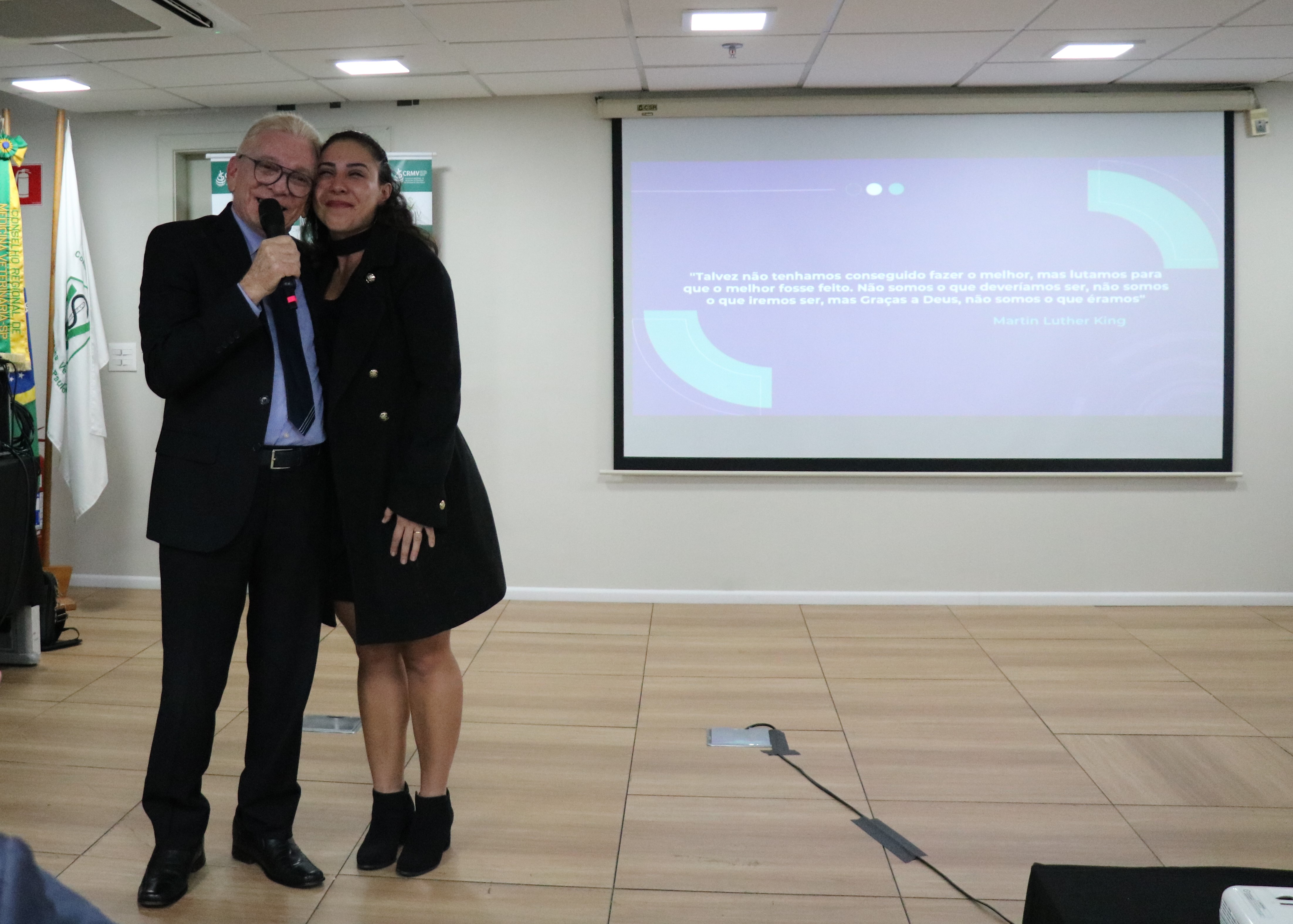 No palco, o presidente do CRMV-SP com a filha ao final da apresentação de vídeo em sua homenagem.
