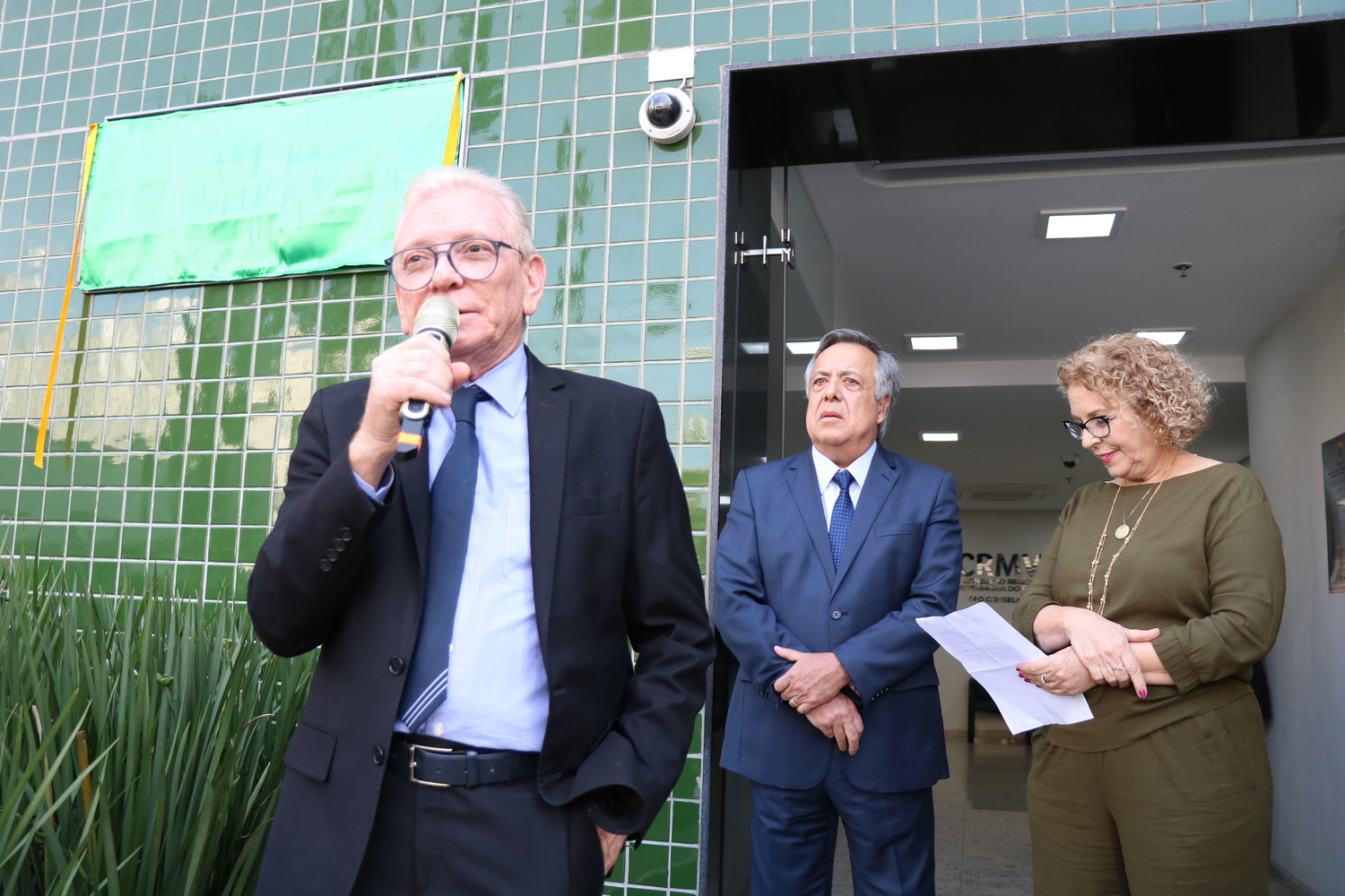 O presidente do CRMV-SP, ao lado da esposa do homenageado e de ex-presidente do Conselho, discursa antes do descerramento da placa que dá nome ao Conselho.