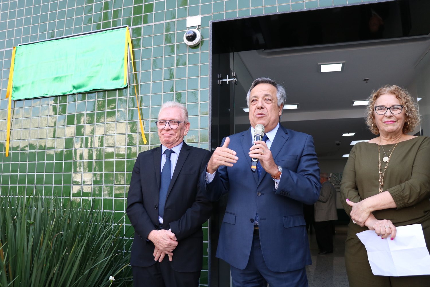 Ex-presidente do CRMV-SP, ao lado da esposa do homenageado e do atual presidente do Conselho, discursa antes do descerramento da placa que dá nome ao Conselho.