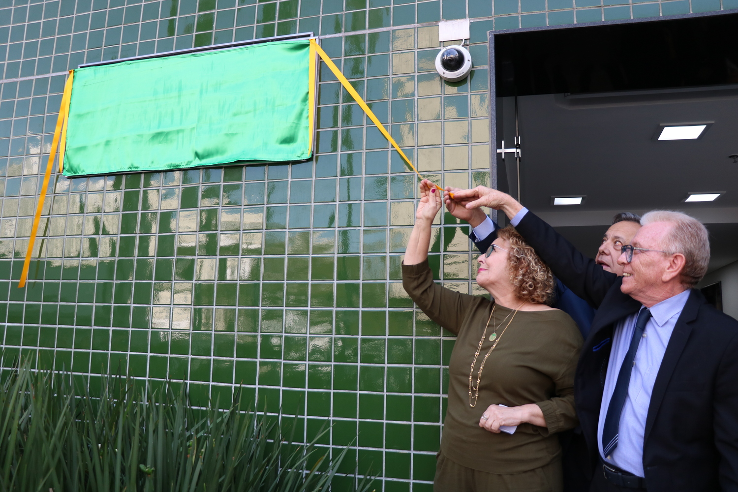 O presidente do CRMV-SP, a esposa do homenageado e ex-presidente do Conselho se preparam para descerrar a placa que dá nome ao edifício.