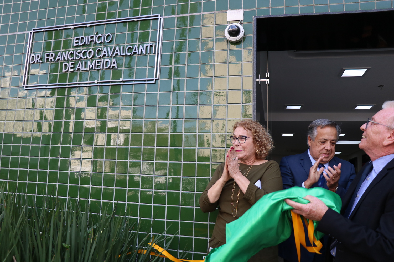 O presidente do CRMV-SP, a esposa do homenageado e ex-presidente do Conselho descerram a placa com o nome de Francisco Cavalcanti de Almeida.