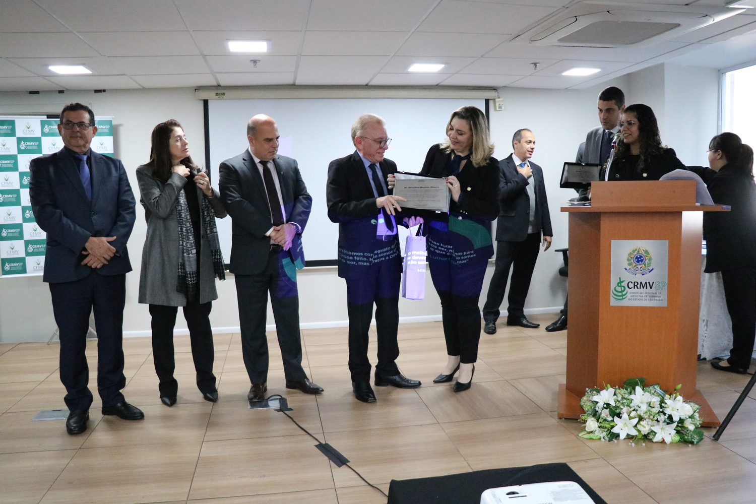 O presidente do CRMV-SP, ao lado dos membros da Diretoria Executiva, recebe placa em homenagem ao trabalho prestado no Conselho.