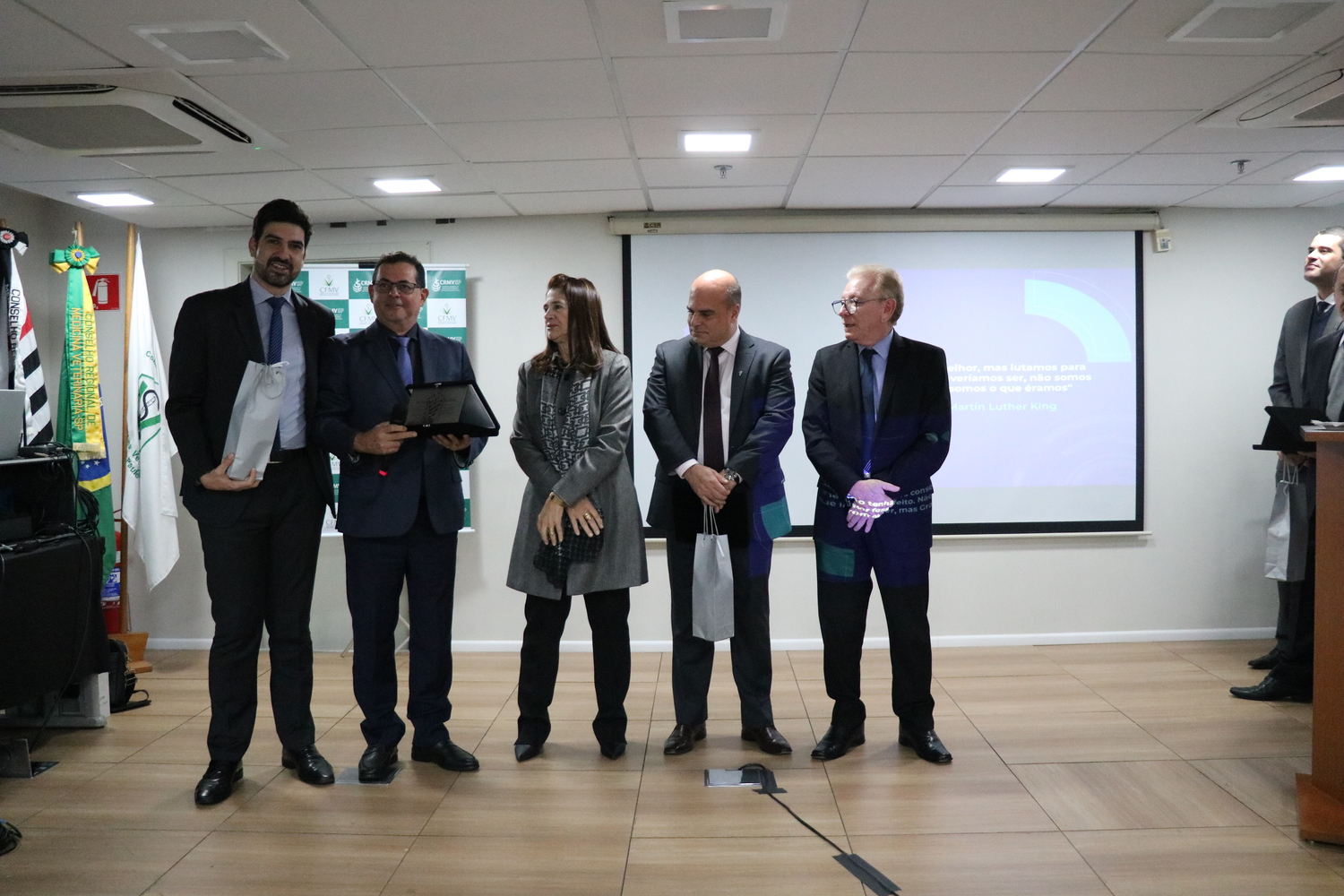 O secretário-geral do CRMV-SP, ao lado dos membros da Diretoria Executiva, recebe placa em homenagem ao trabalho prestado no Conselho.